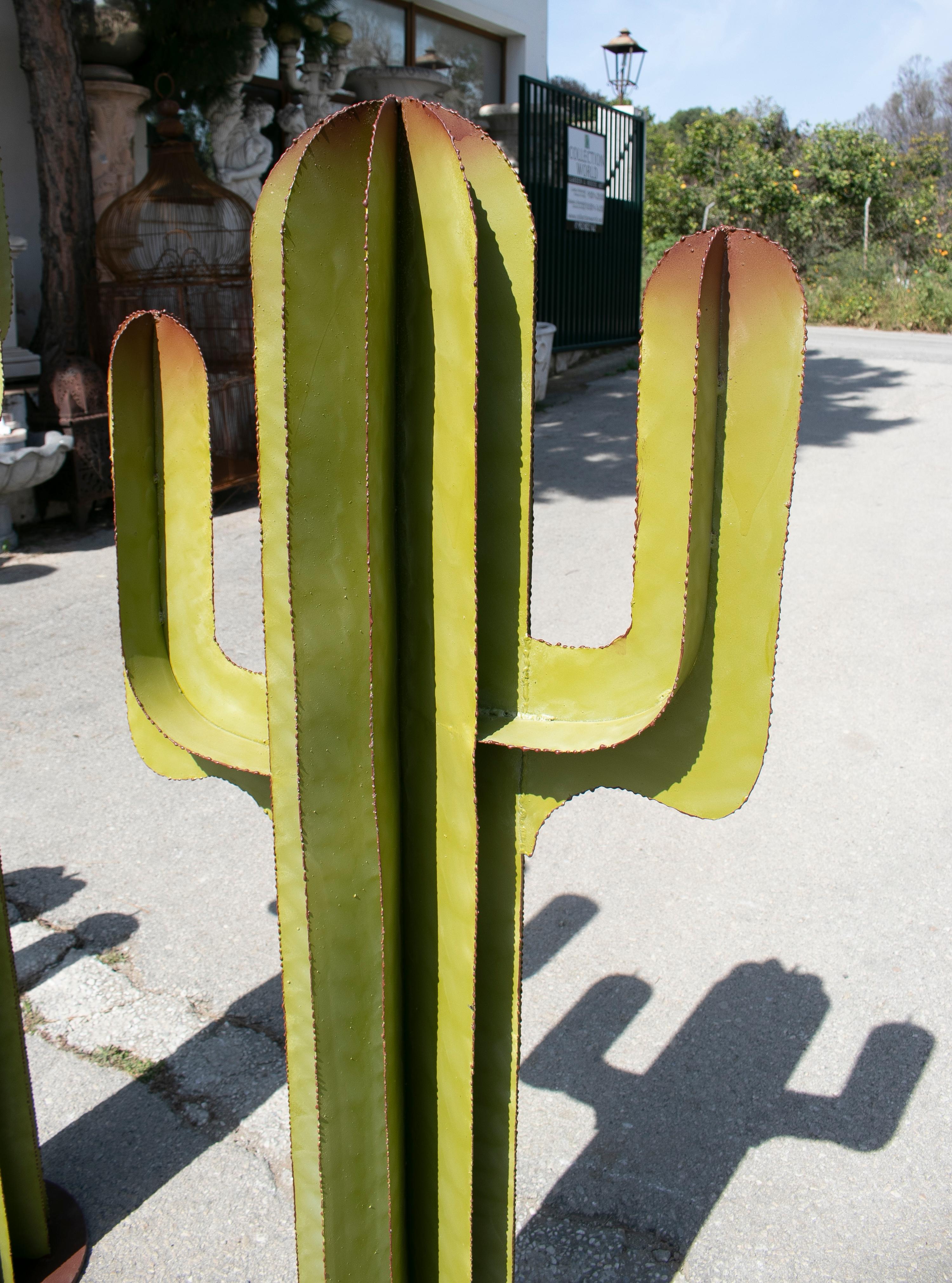 Fer Ensemble de trois sculptures de jardin espagnoles en fer représentant des cactus en vente
