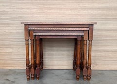 Ensemble de trois tables gigognes en noyer espagnol avec plateau en cuivre