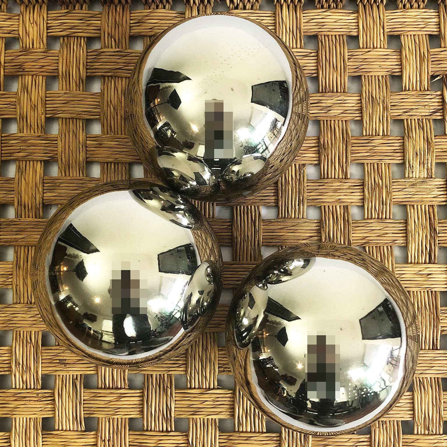 Nous vous proposons ce fantastique ensemble de trois sphères circa 1990 en métal chromé par Diego Matthai en parfait état vintage. Les trois sphères portent l'inscription 
