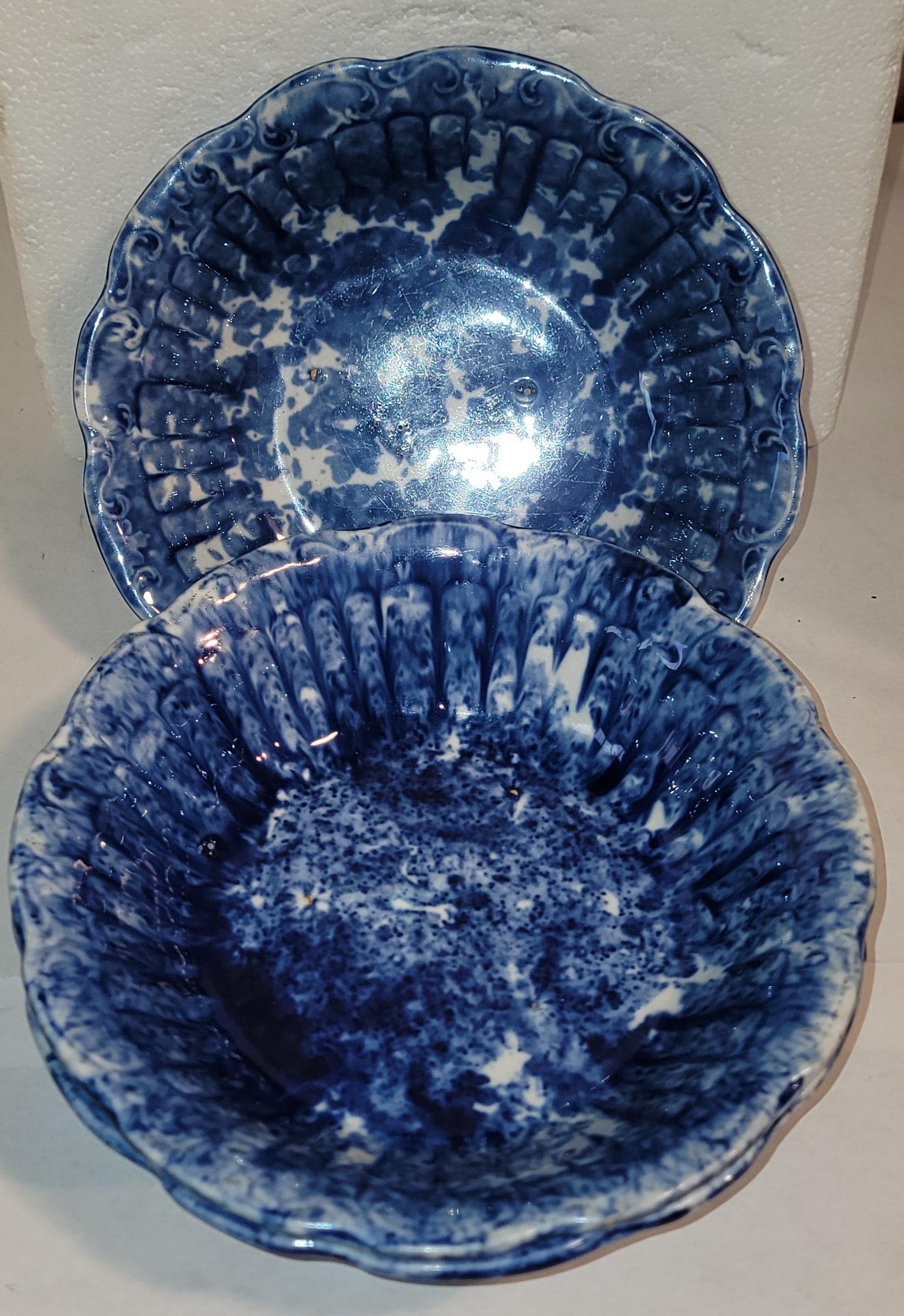 Ensemble de trois bols de service en éponge du 19ème siècle, tous les trois en parfait état, vendus comme un ensemble de trois.