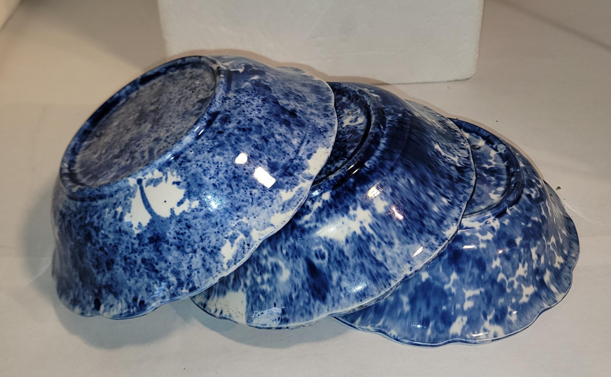 Artisanat Set of Three Sponge Serving Bowls en vente