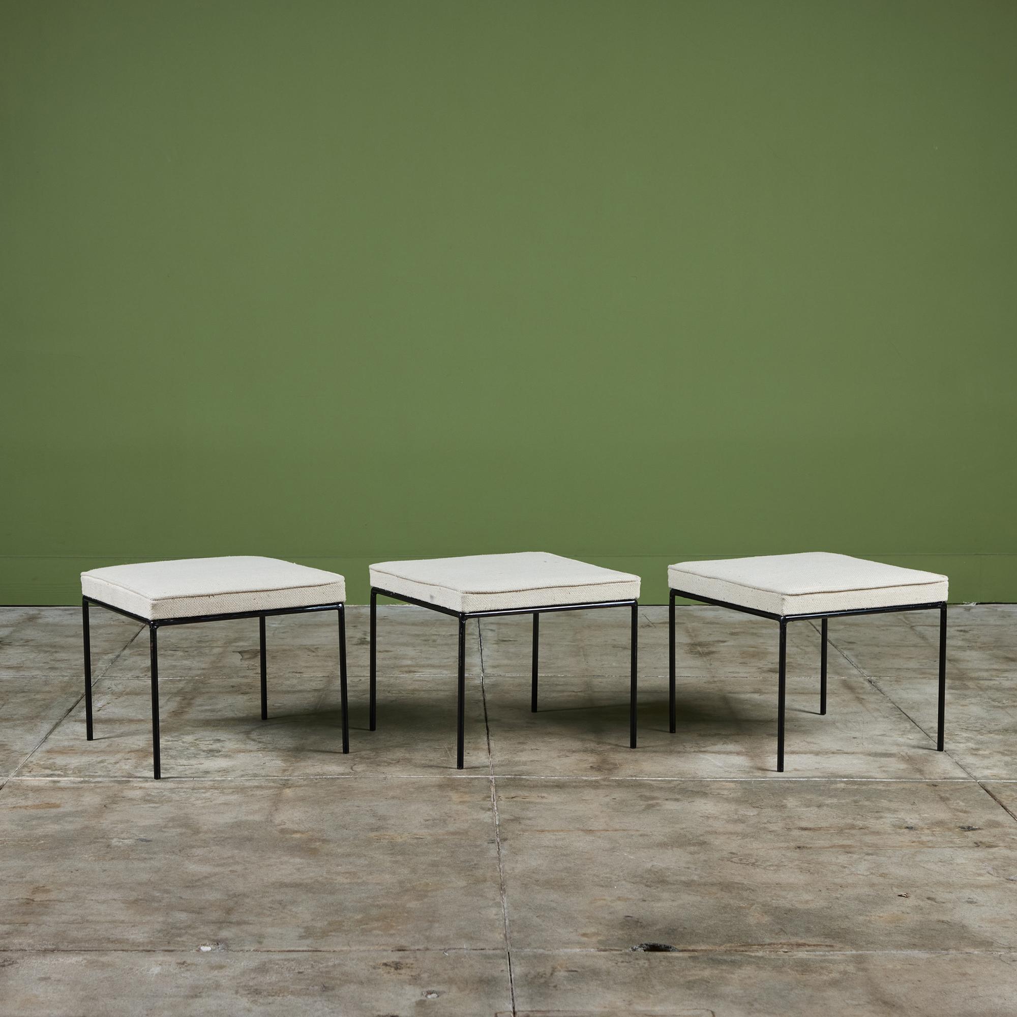 Ensemble minimaliste de trois tabourets de pied par Frederick Weinberg c.1950s, USA. Chaque tabouret présente un profil élancé en fer forgé et un revêtement crème, ainsi que quatre pieds en épingle à cheveux.

Dimensions
16,5
