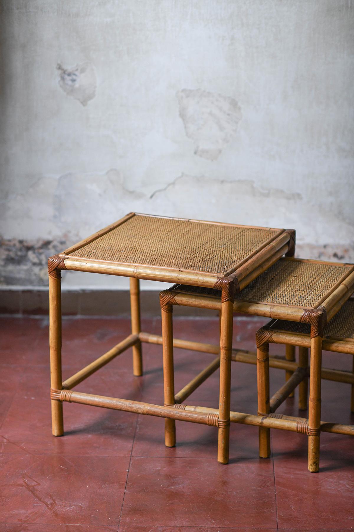 italien Ensemble de trois tables empilables en rotin 1980 en vente
