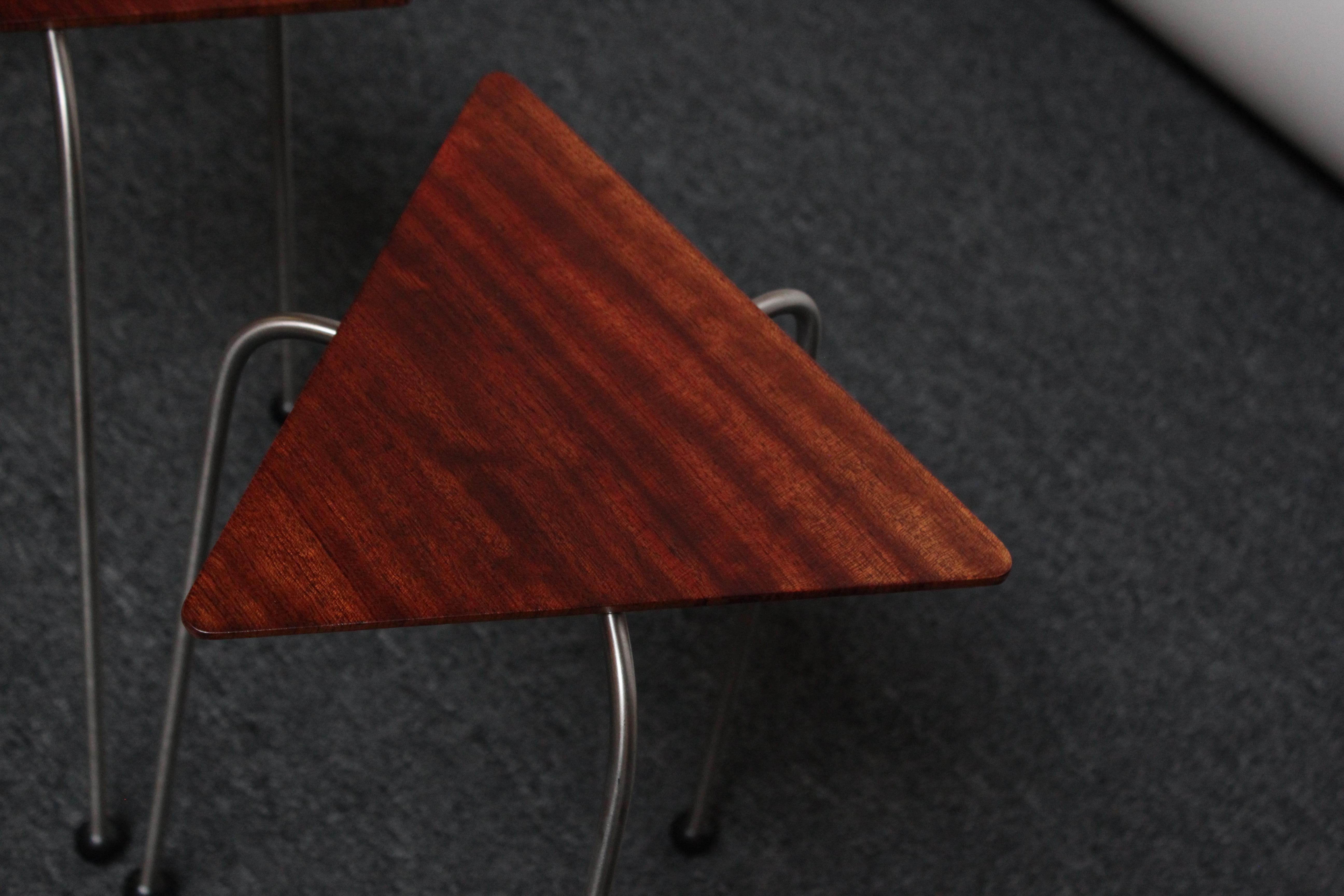 Set aus drei stapelbaren Bubinga-Tischen mit „Triped“-Muster von David Kiernan (Stahl) im Angebot