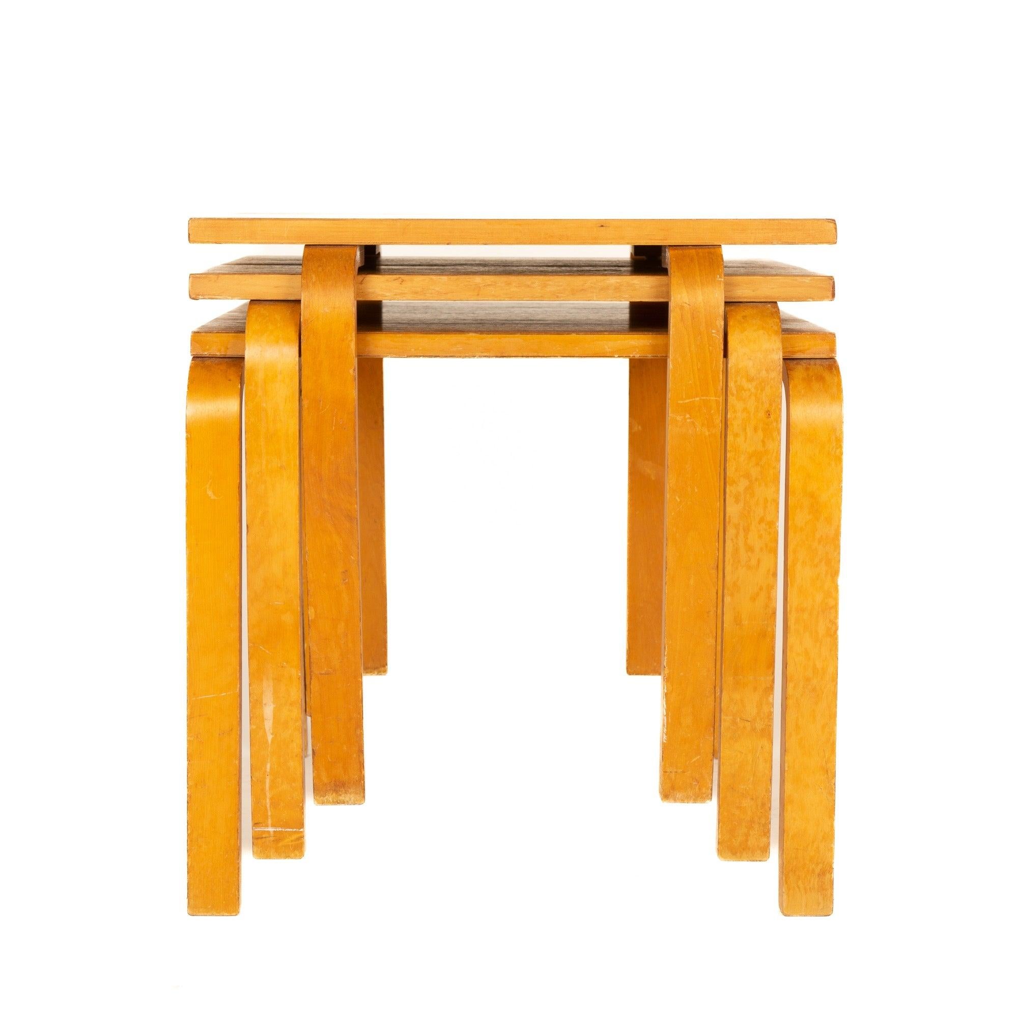 Vintage, début et peu commun ensemble de trois tables d'appoint Aalto empilables, chacune avec des dimensions identiques. Contrairement à l'ensemble commun de trois tables empilables d'Aalto, modèle n° 88, qui sont de taille graduée, l'ensemble