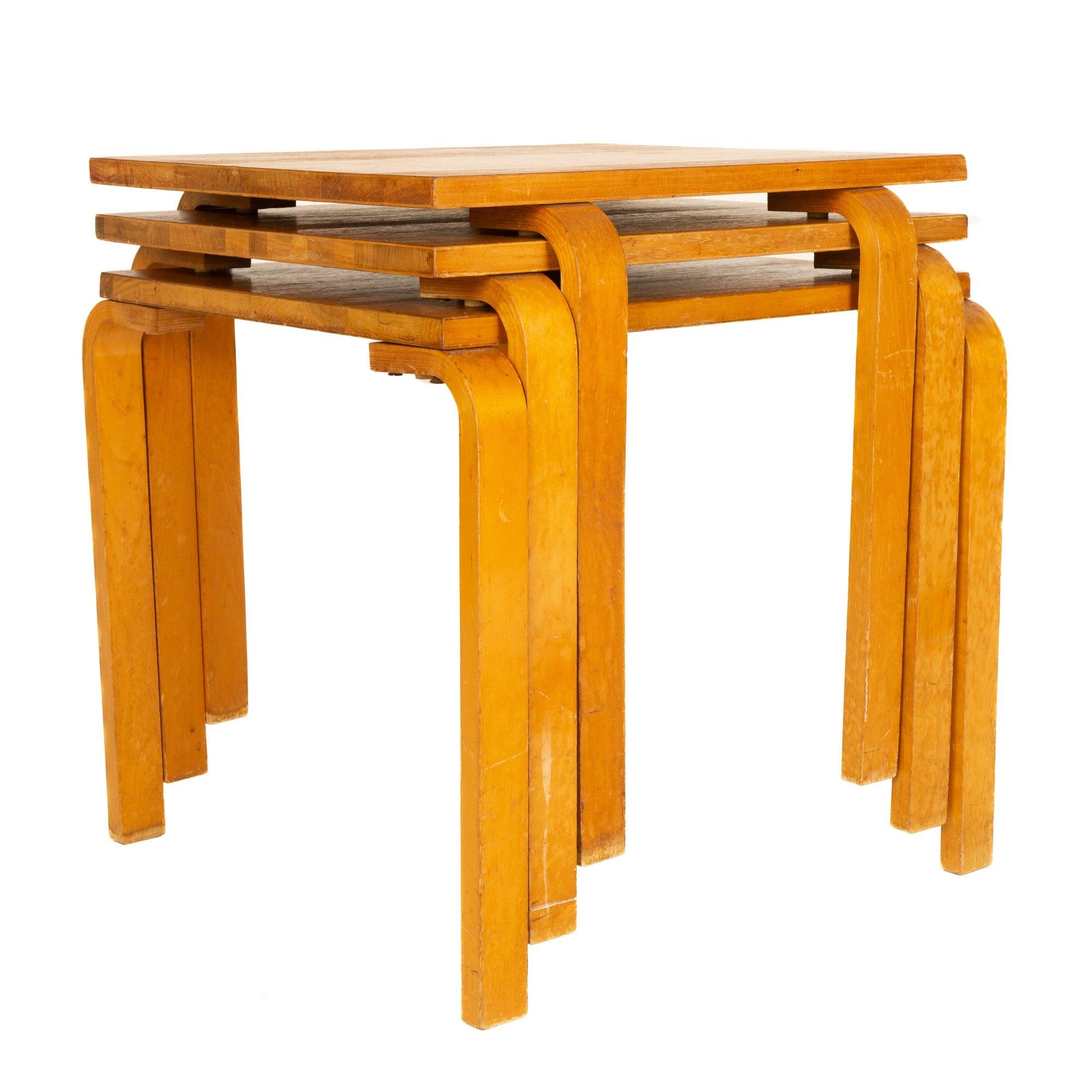 Suédois Ensemble de trois tables d'appoint empilables par Alvar Aalto+Aalto, années 1950 en vente