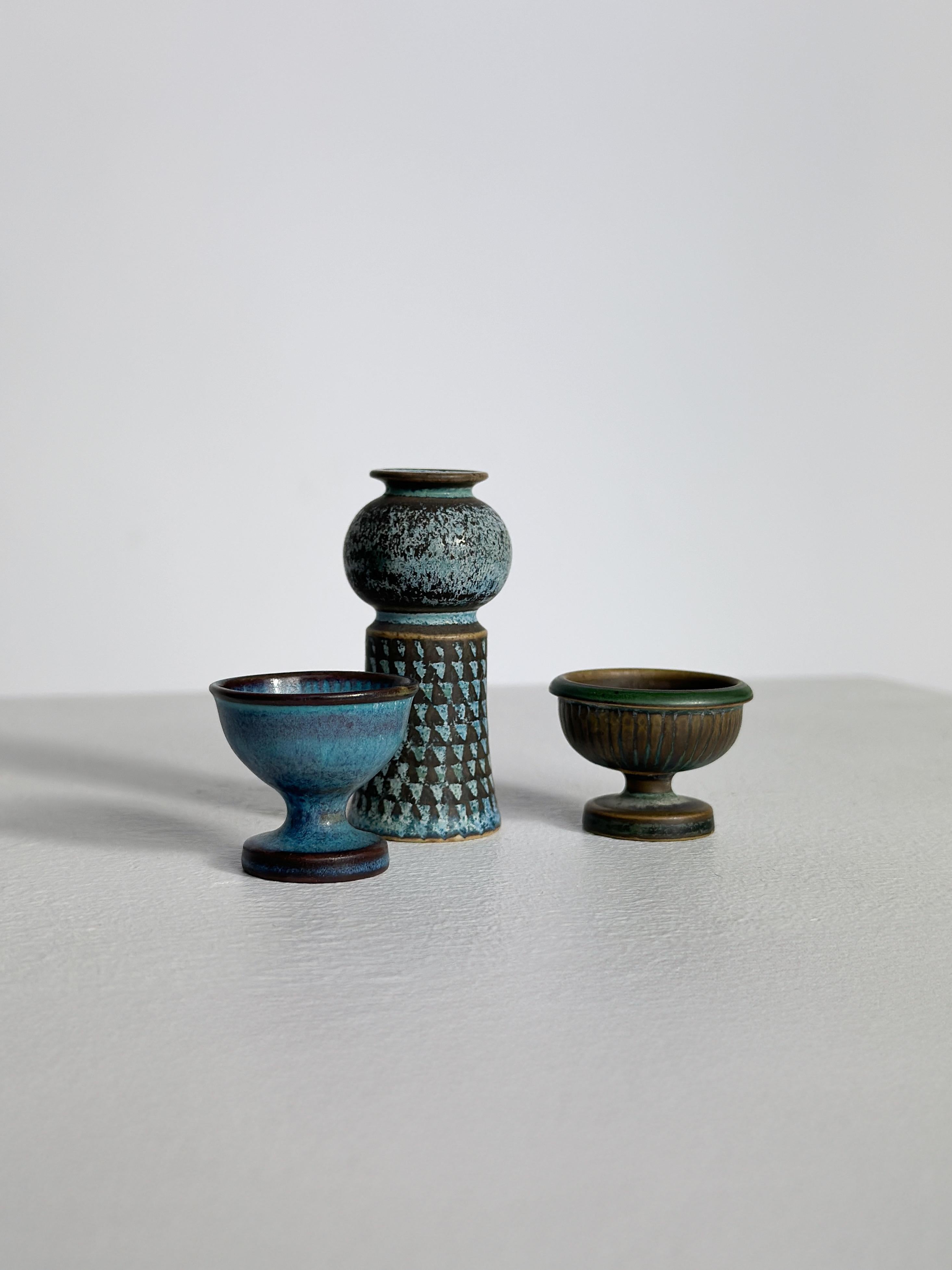 Juego de tres jarrones en miniatura Stig Lindberg Gres Gustavsberg Suecia Años 60 mediados del siglo XX en venta