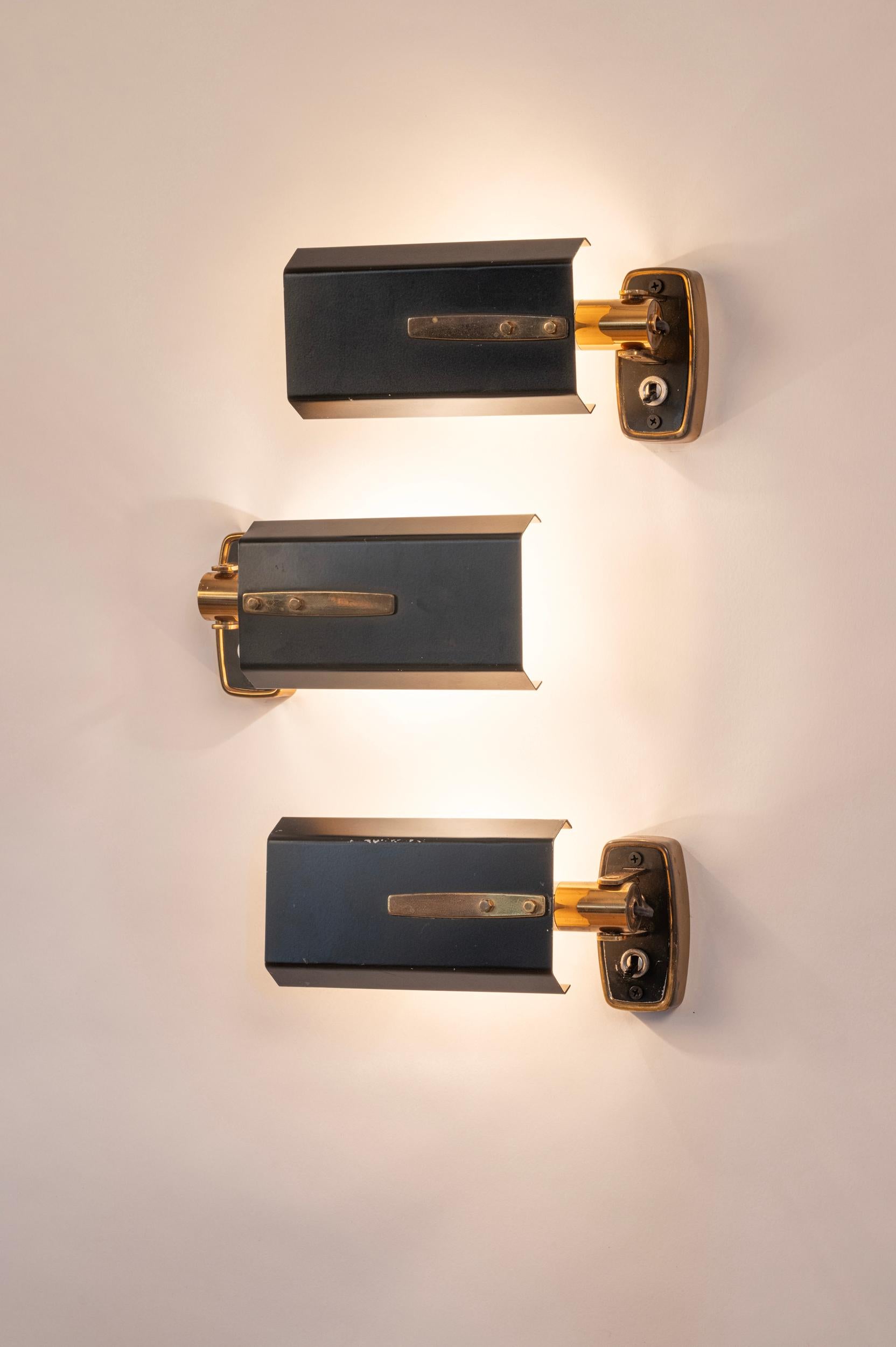 Mid-Century Modern Set of three Stilnovo wall lights. Italy c1950 For Sale