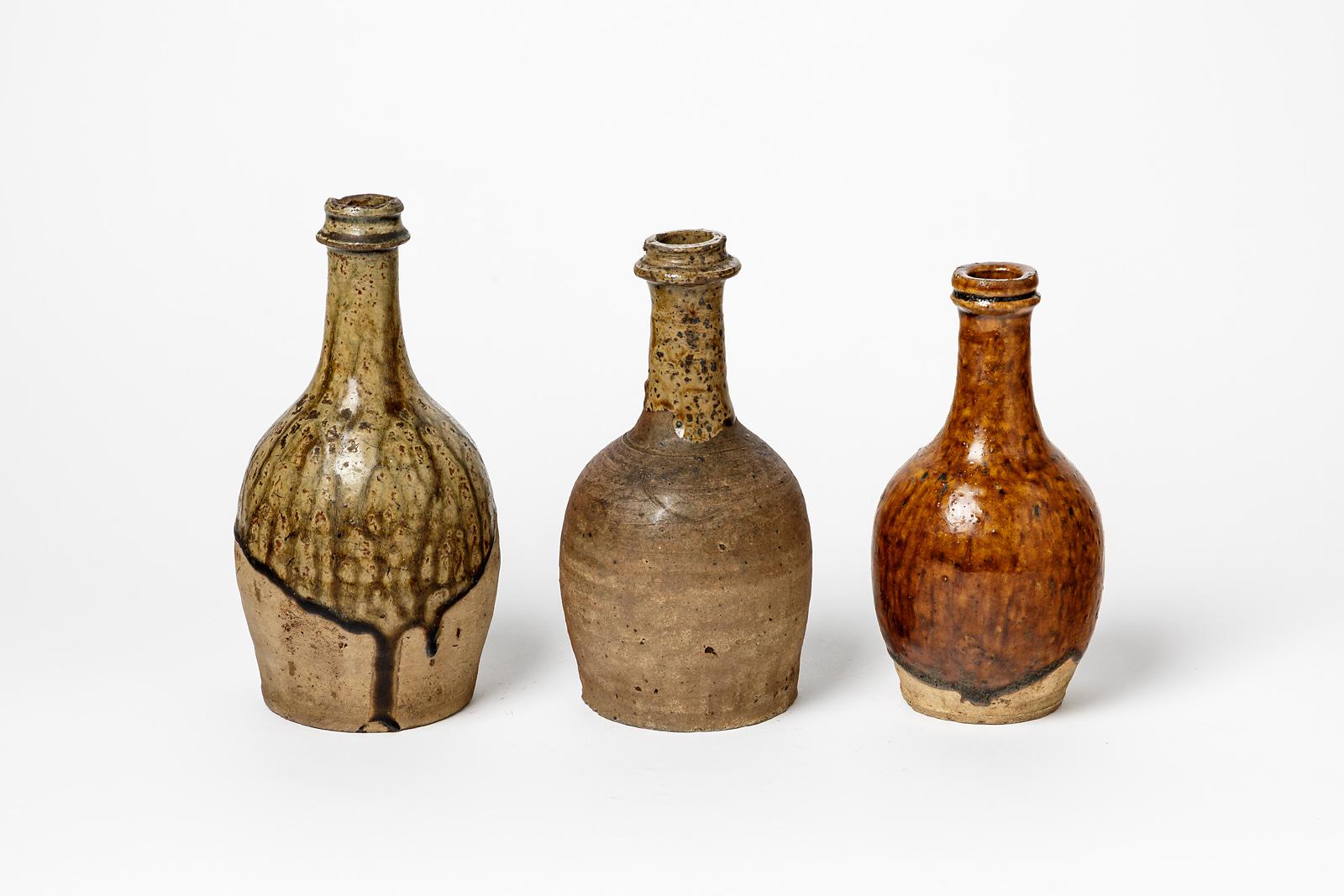 Les potiers de La Borne

Ensemble original de trois bouteilles en céramique du XIXe siècle, vers 1850

Tous en bon état

Mesures 
De gauche à droite : 20 cm 19 cm 18 cm.