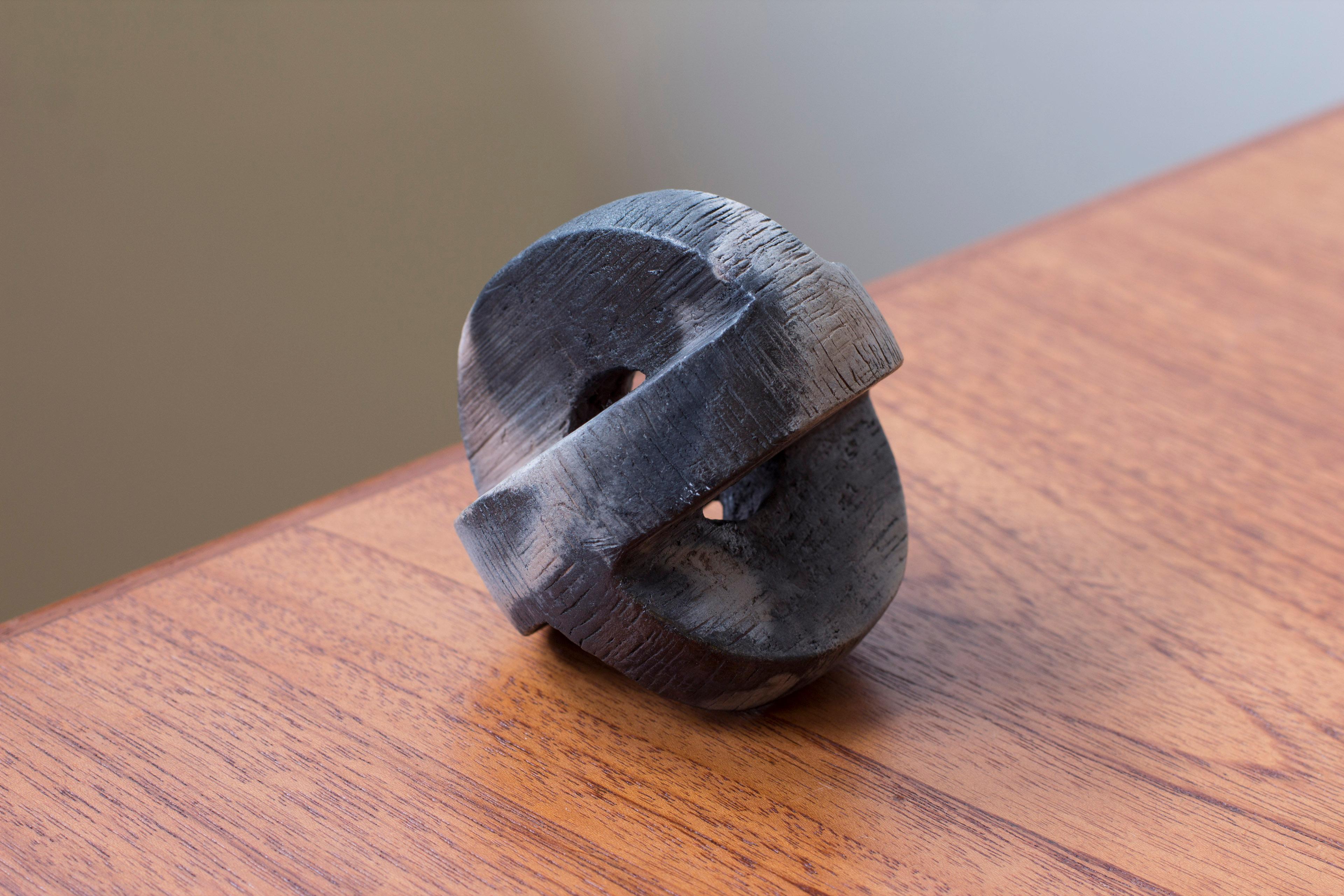 Ensemble de trois sculptures en grès d'un artiste danois inconnu. Fabriqué à la main. Formes géométriques avec des glaçures mates changeantes. Réalisé vers les années 1960-70. Très bon état avec une légère usure liée à l'âge et à la patine.

 

Prix