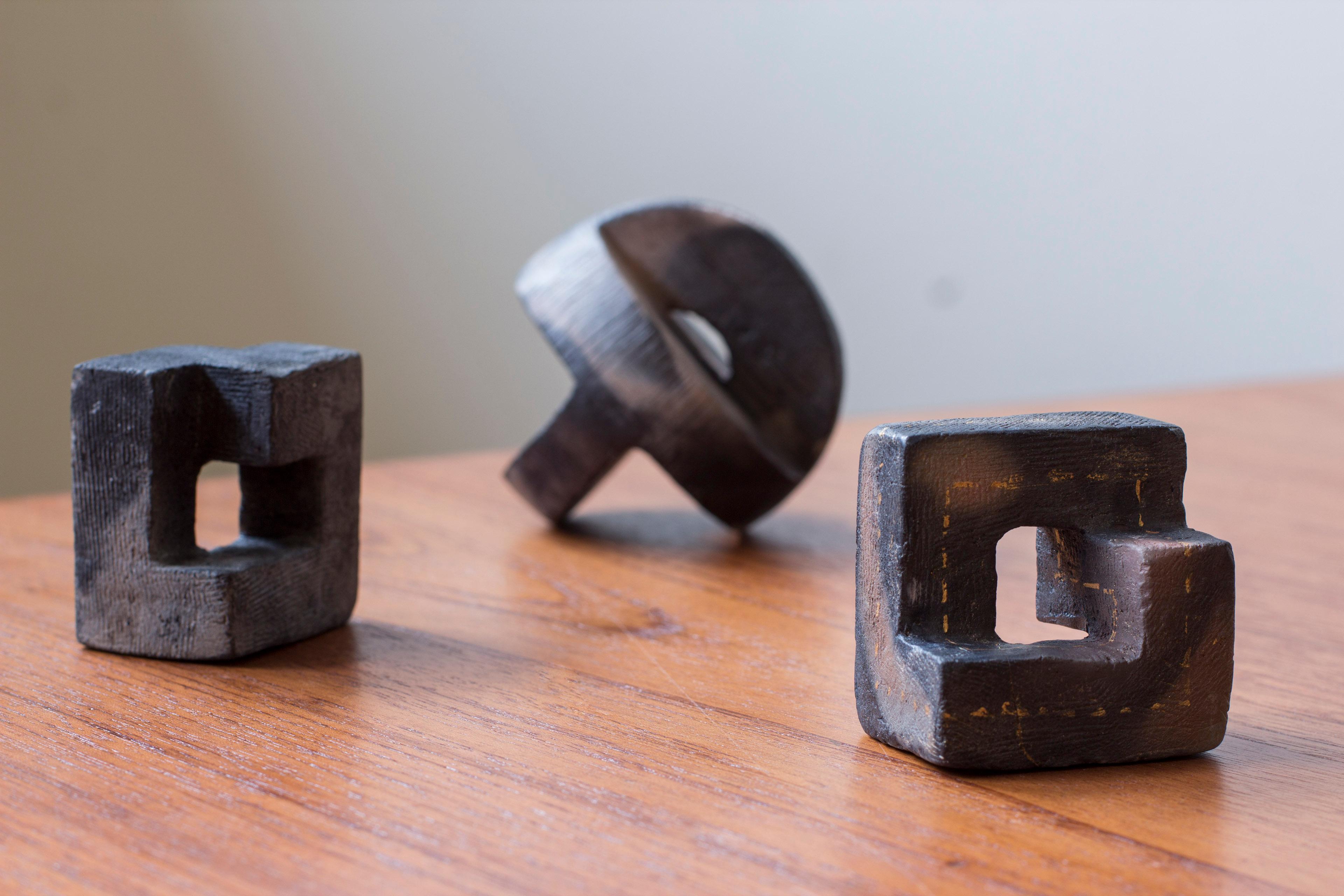 Ensemble de trois sculptures en grès d'un artiste danois inconnu. Fabriqué à la main Bon état - En vente à Hägersten, SE