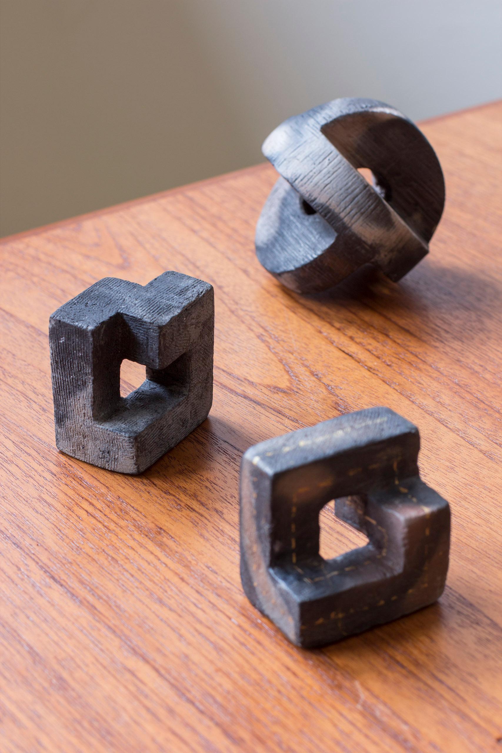 Milieu du XXe siècle Ensemble de trois sculptures en grès d'un artiste danois inconnu. Fabriqué à la main en vente