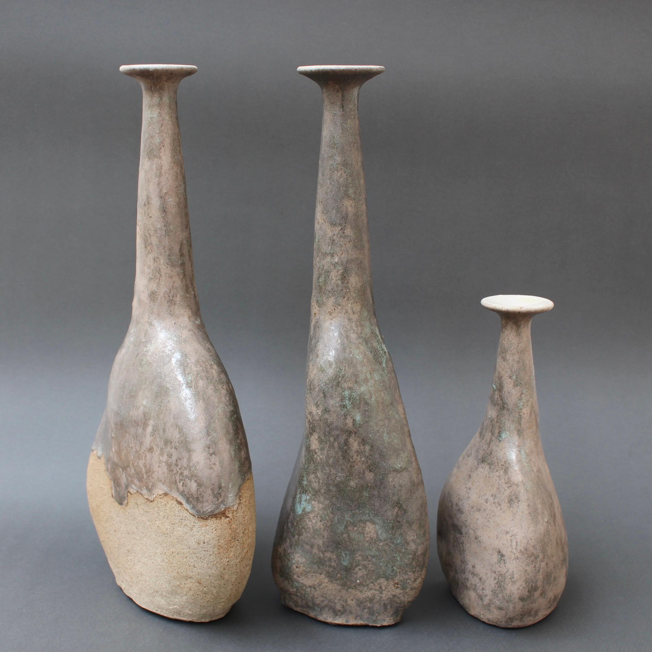Ensemble de trois vases en grès du céramiste italien Bruno Gambone, (vers les années 1980). Ces trois vases à fleurs uniques, gracieux et à ouverture étroite sont des œuvres d'art qui semblent avoir été formées ou sculptées à partir de pierres plus