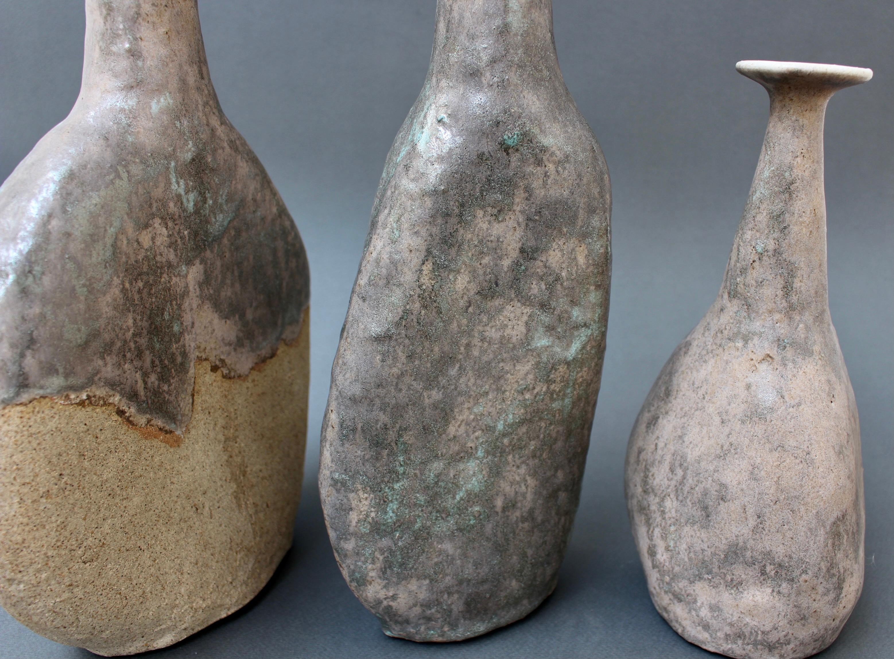 Ensemble de trois vases en grès de Bruno Gambone datant des années 1980 en vente 1