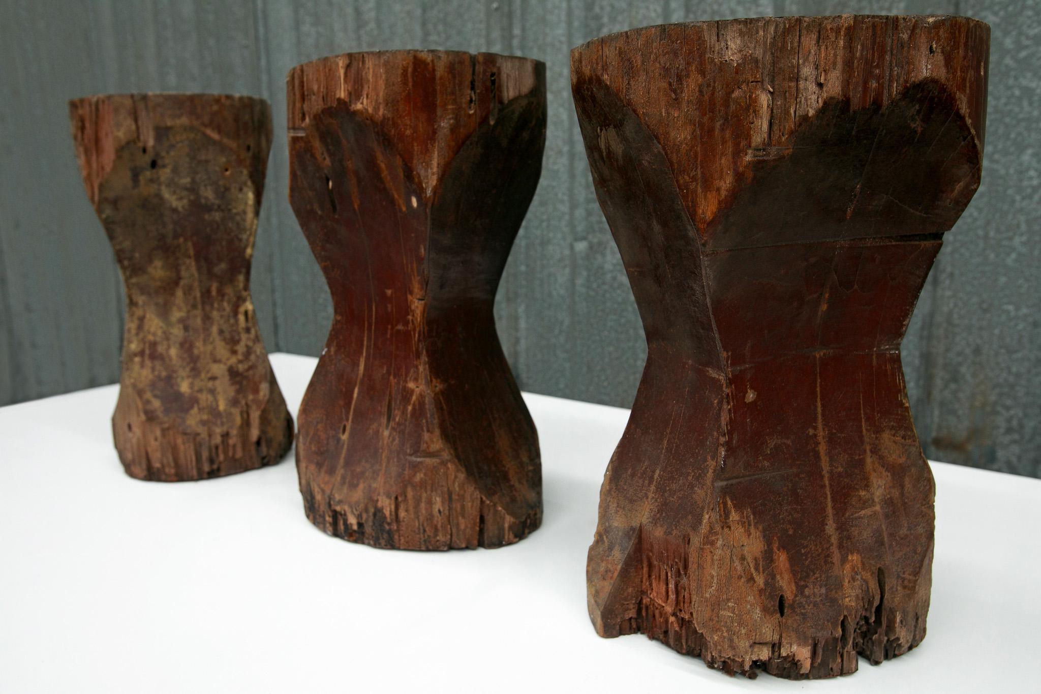 Mid-Century Modern Ensemble de trois tabourets en bois de feuillus de Pequi par Jose Zanine Caldas, 1970 en vente