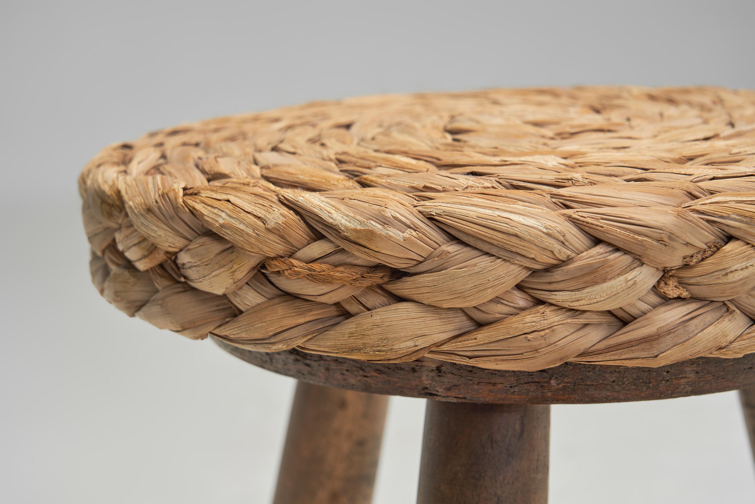 Set di tre sgabelli con sedute in vimini intrecciato, Europa, metà del XX secolo in vendita 4