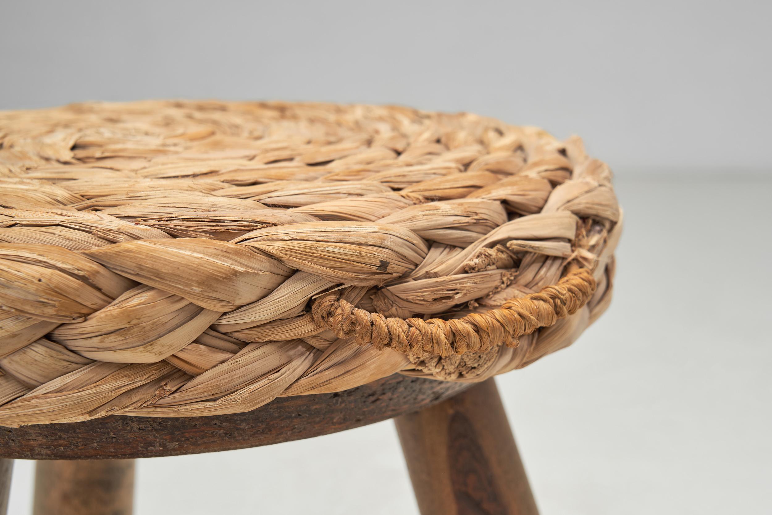 Set di tre sgabelli con sedute in vimini intrecciato, Europa, metà del XX secolo in vendita 5