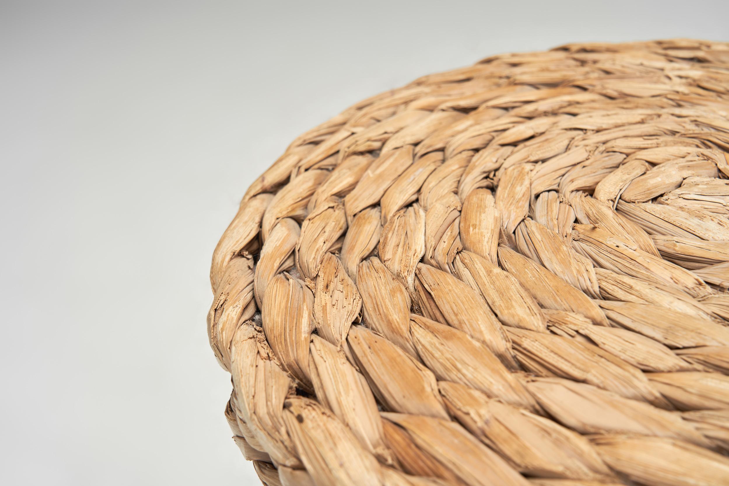 Set di tre sgabelli con sedute in vimini intrecciato, Europa, metà del XX secolo in vendita 6