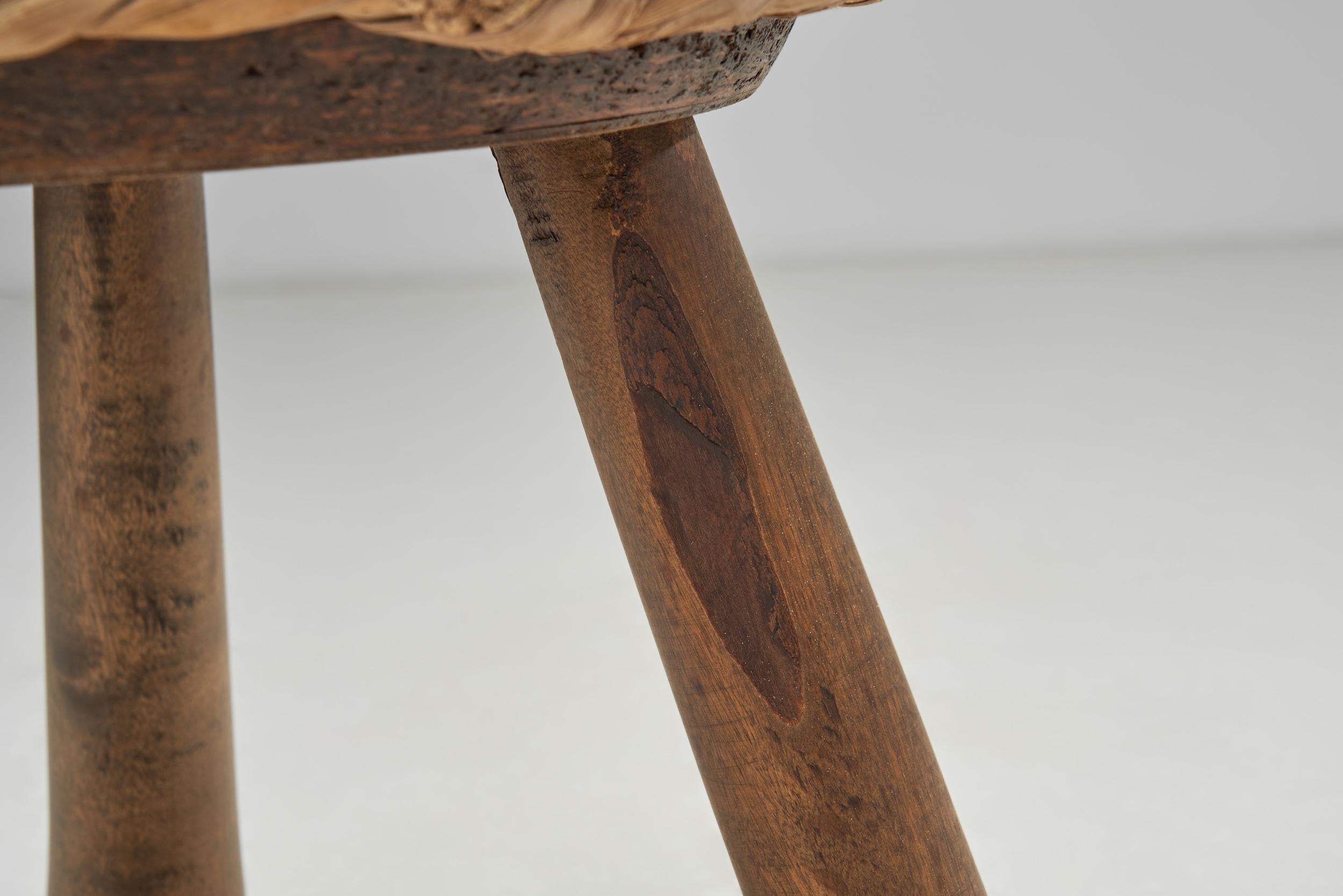 Set di tre sgabelli con sedute in vimini intrecciato, Europa, metà del XX secolo in vendita 9