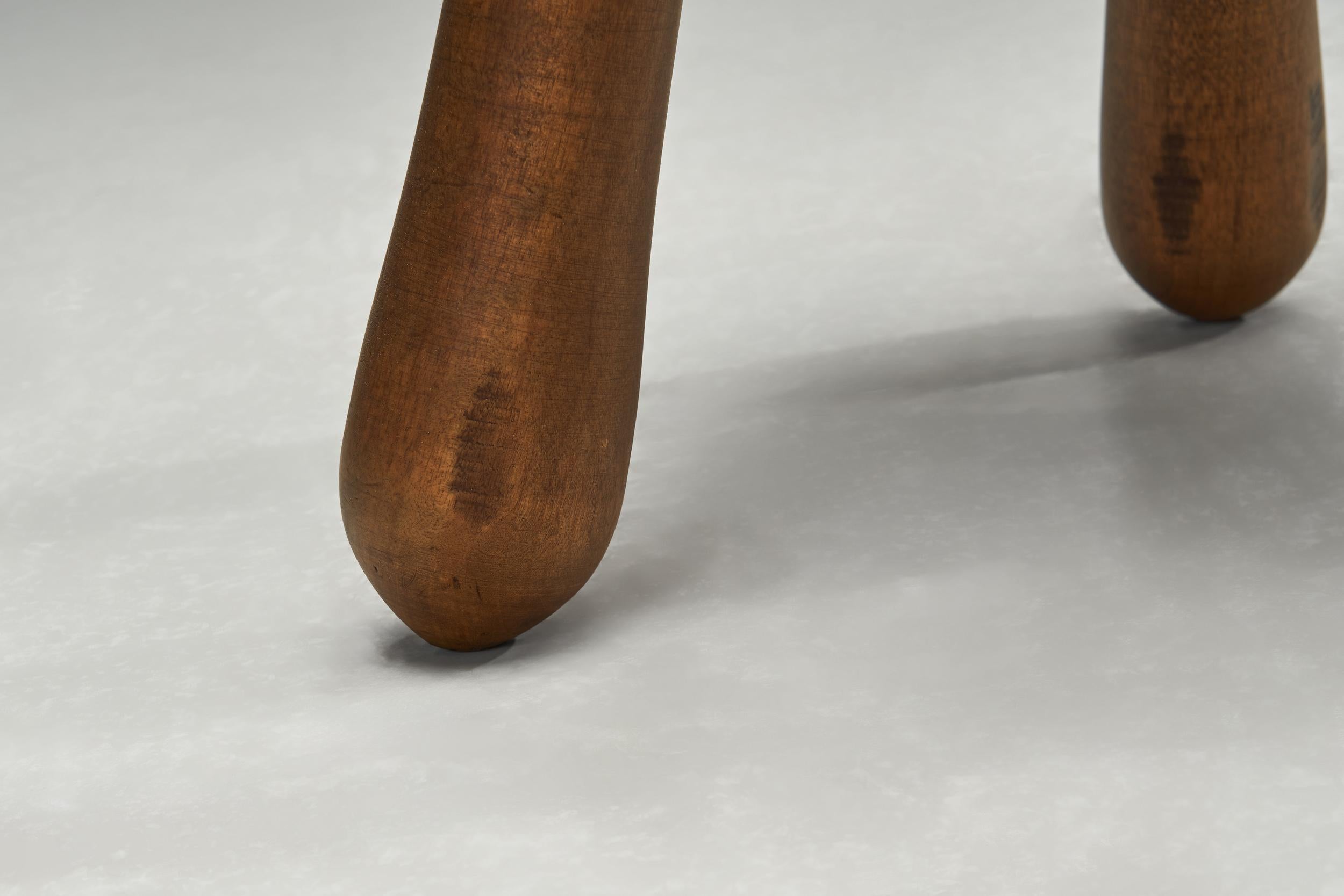 Set di tre sgabelli con sedute in vimini intrecciato, Europa, metà del XX secolo in vendita 10