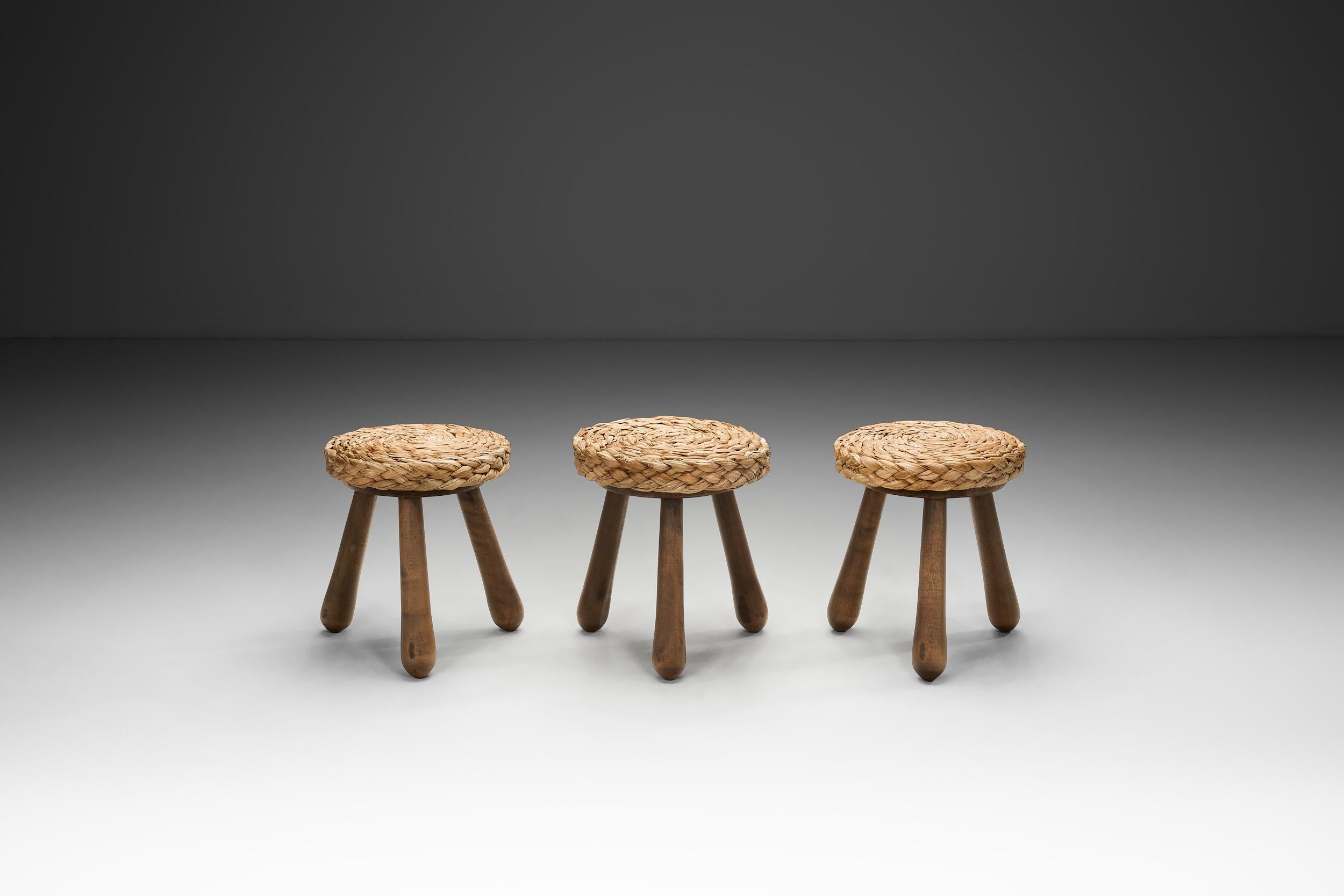 Mid-Century moderno Set di tre sgabelli con sedute in vimini intrecciato, Europa, metà del XX secolo in vendita