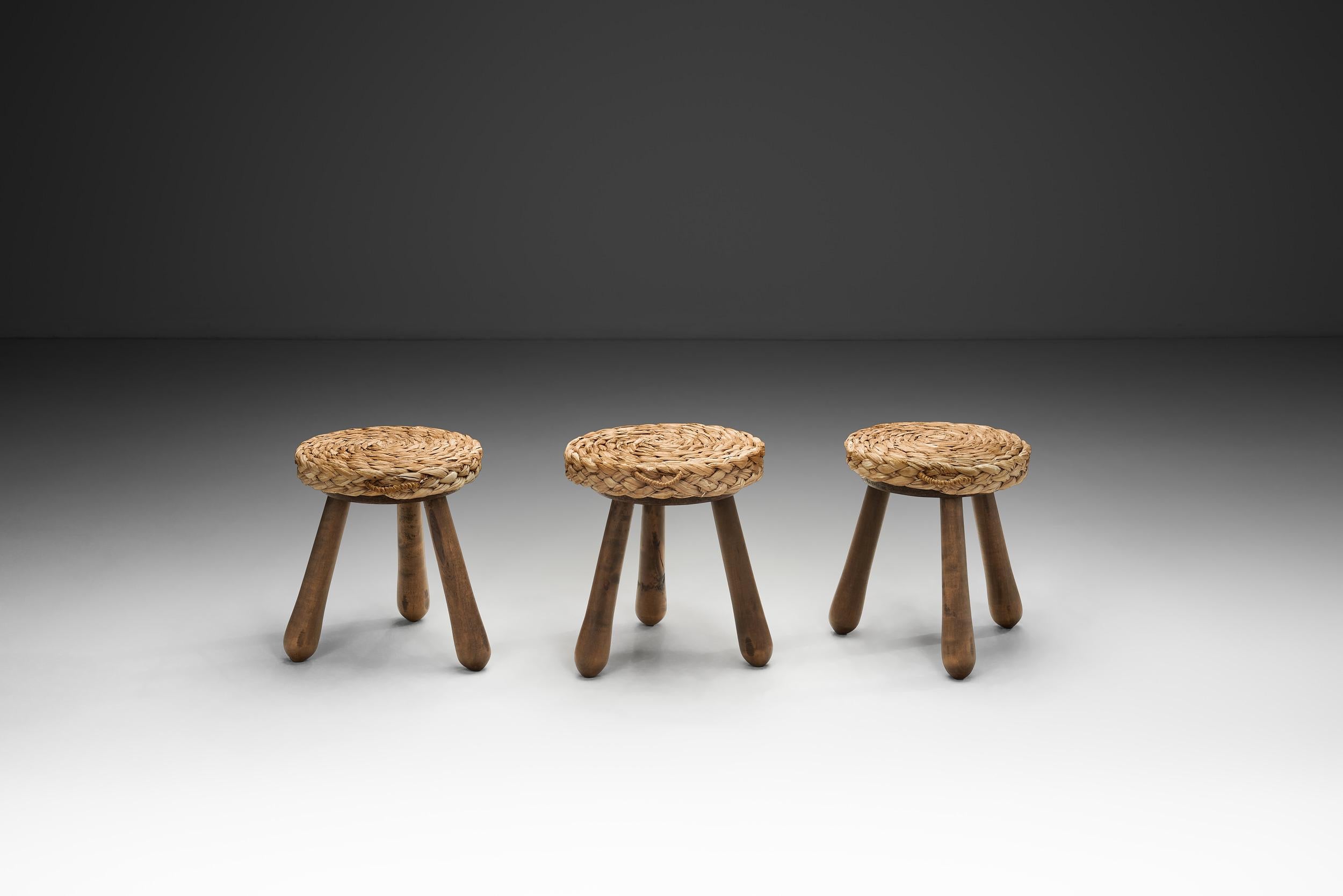 Set di tre sgabelli con sedute in vimini intrecciato, Europa, metà del XX secolo In condizioni buone in vendita a Utrecht, NL