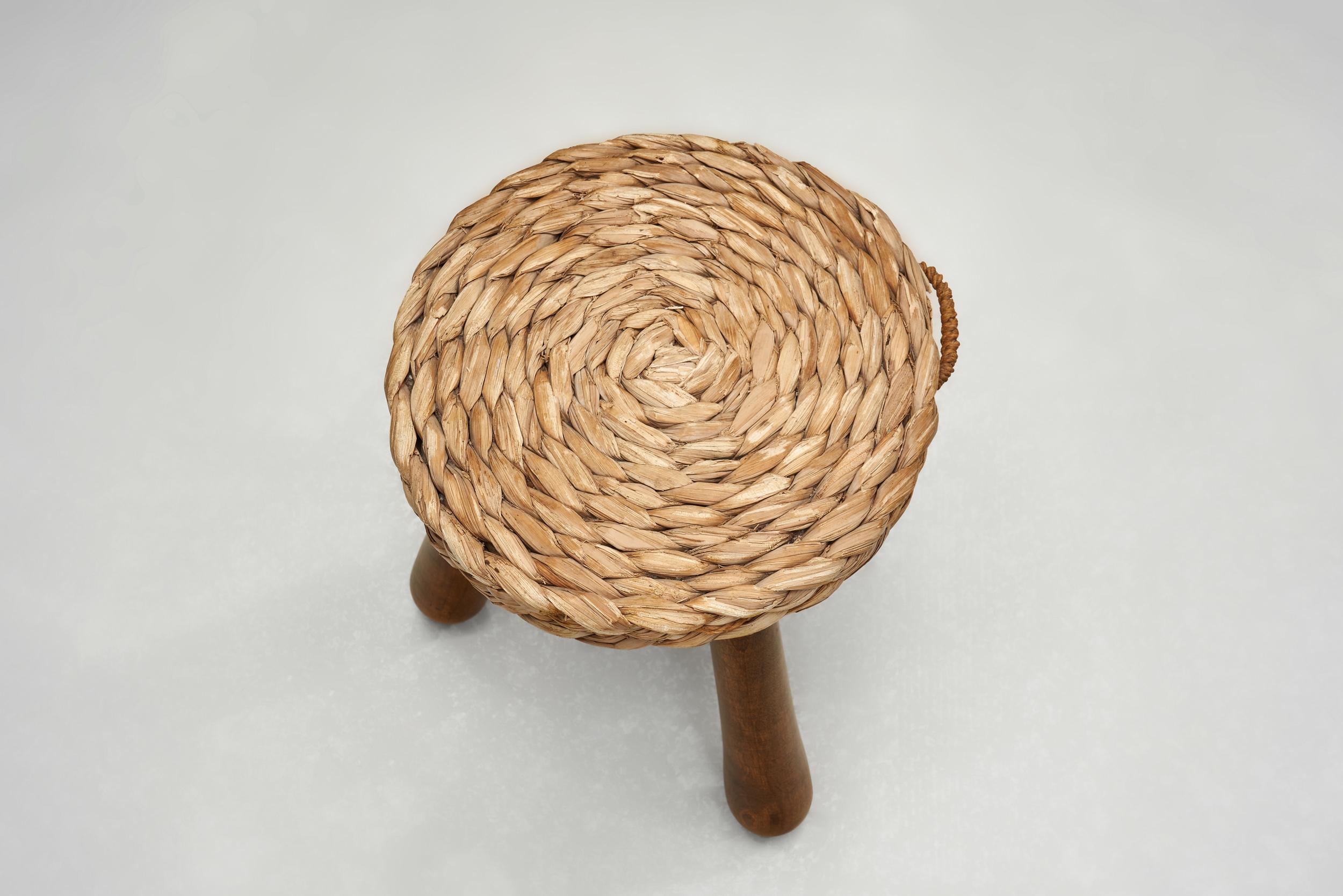 Vimini Set di tre sgabelli con sedute in vimini intrecciato, Europa, metà del XX secolo in vendita