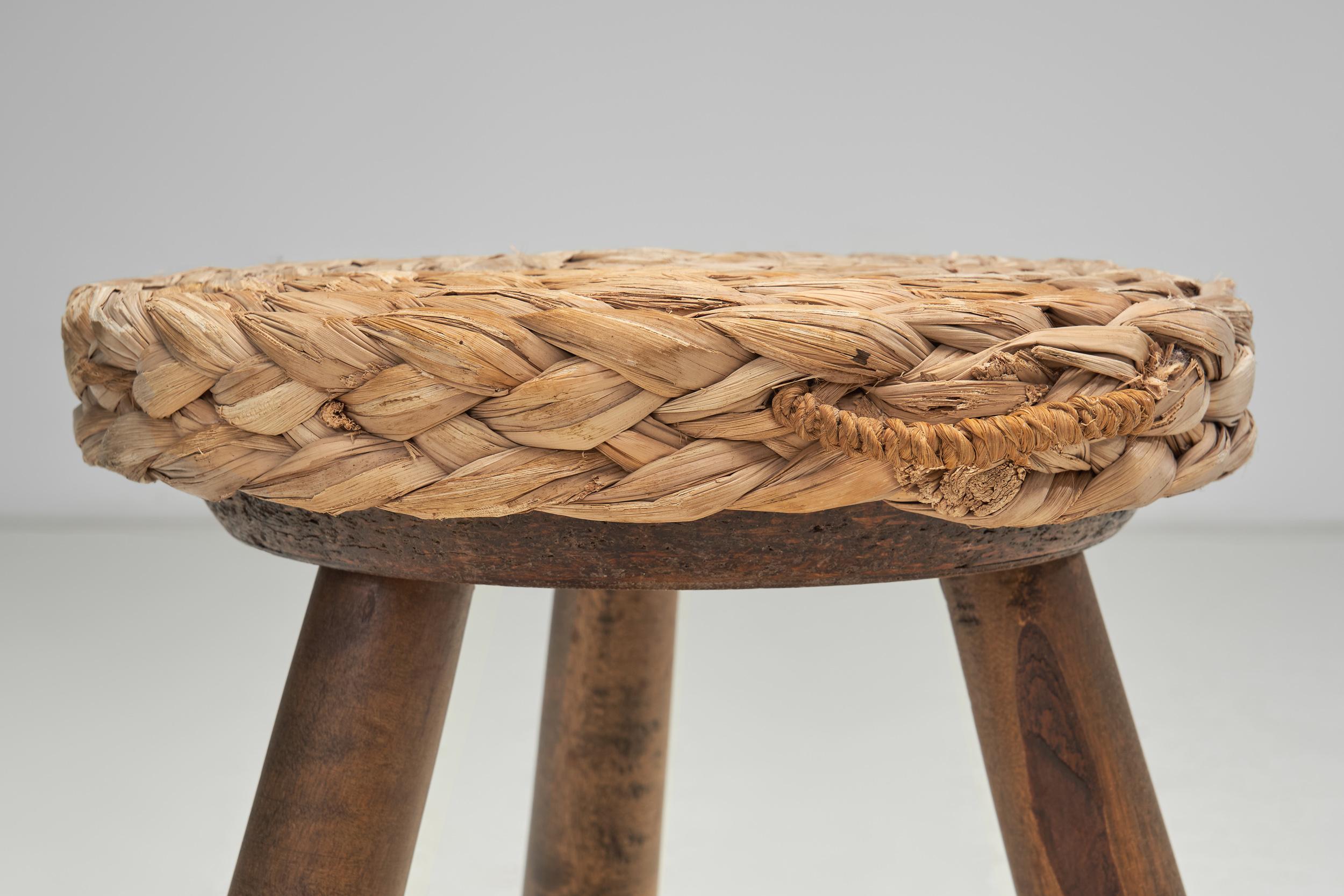 Set di tre sgabelli con sedute in vimini intrecciato, Europa, metà del XX secolo in vendita 3