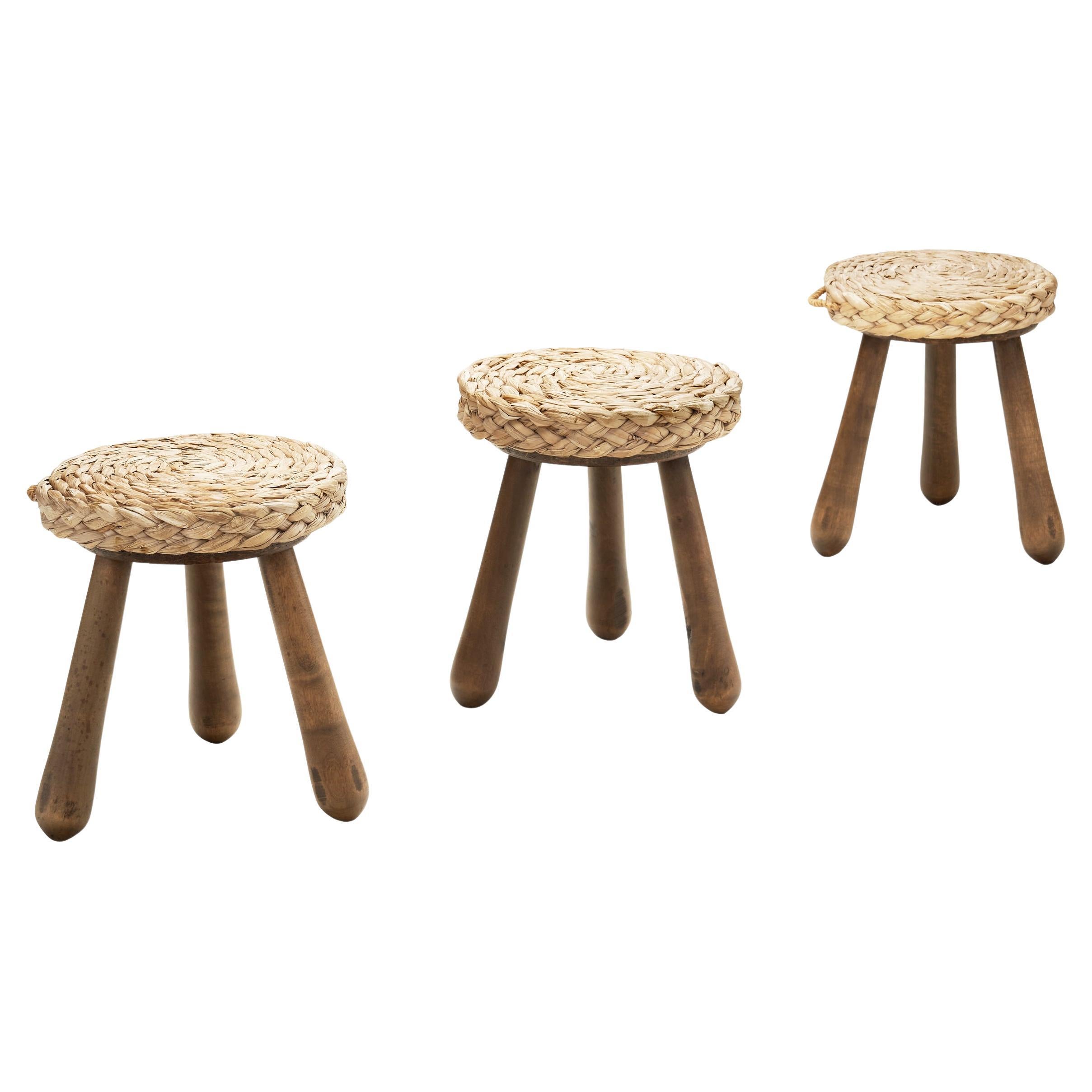 Set di tre sgabelli con sedute in vimini intrecciato, Europa, metà del XX secolo in vendita