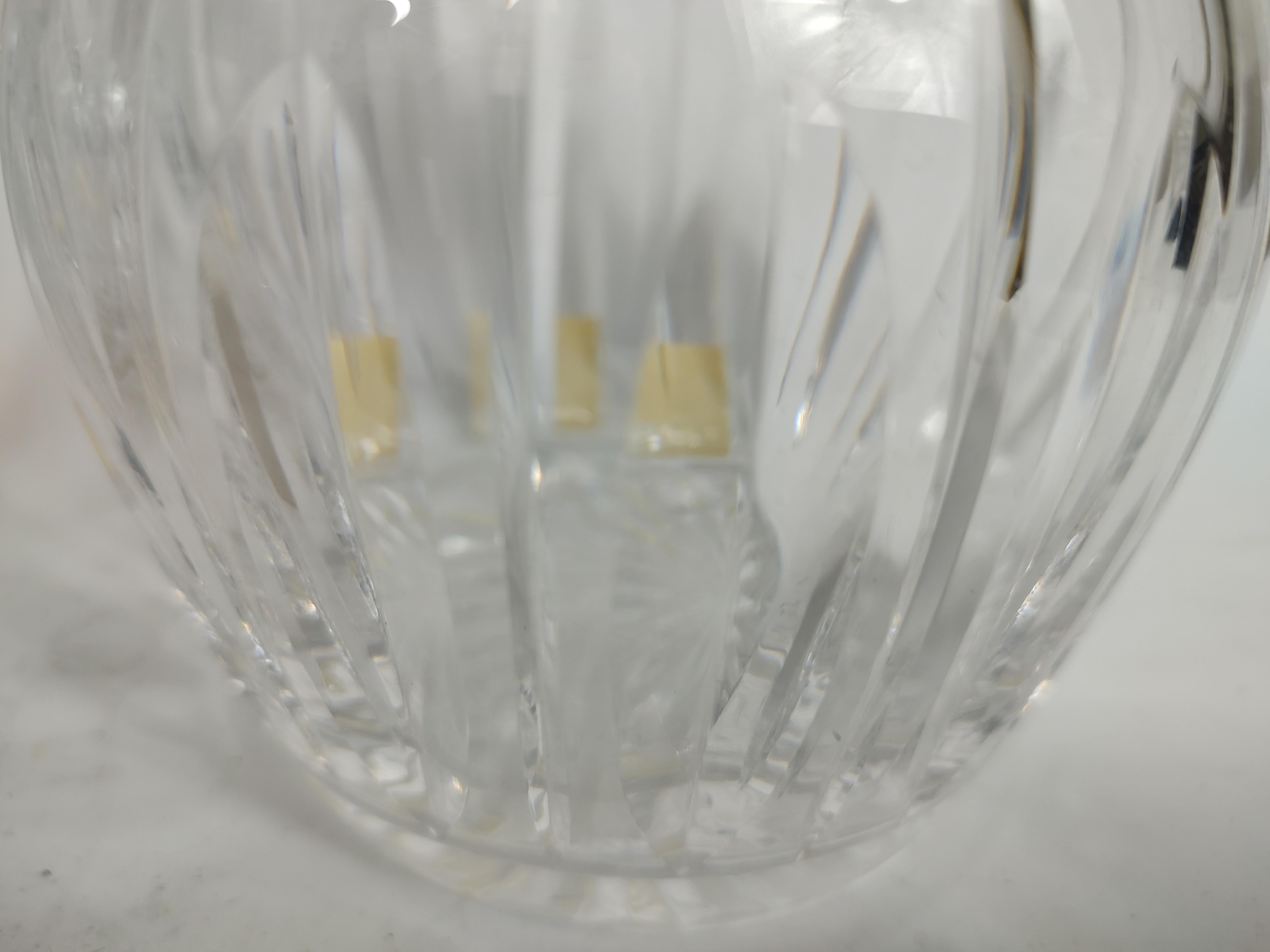 Satz von drei Stuart-Dekanterflaschen aus geschliffenem Kristallglas, um 1945 im Angebot 1