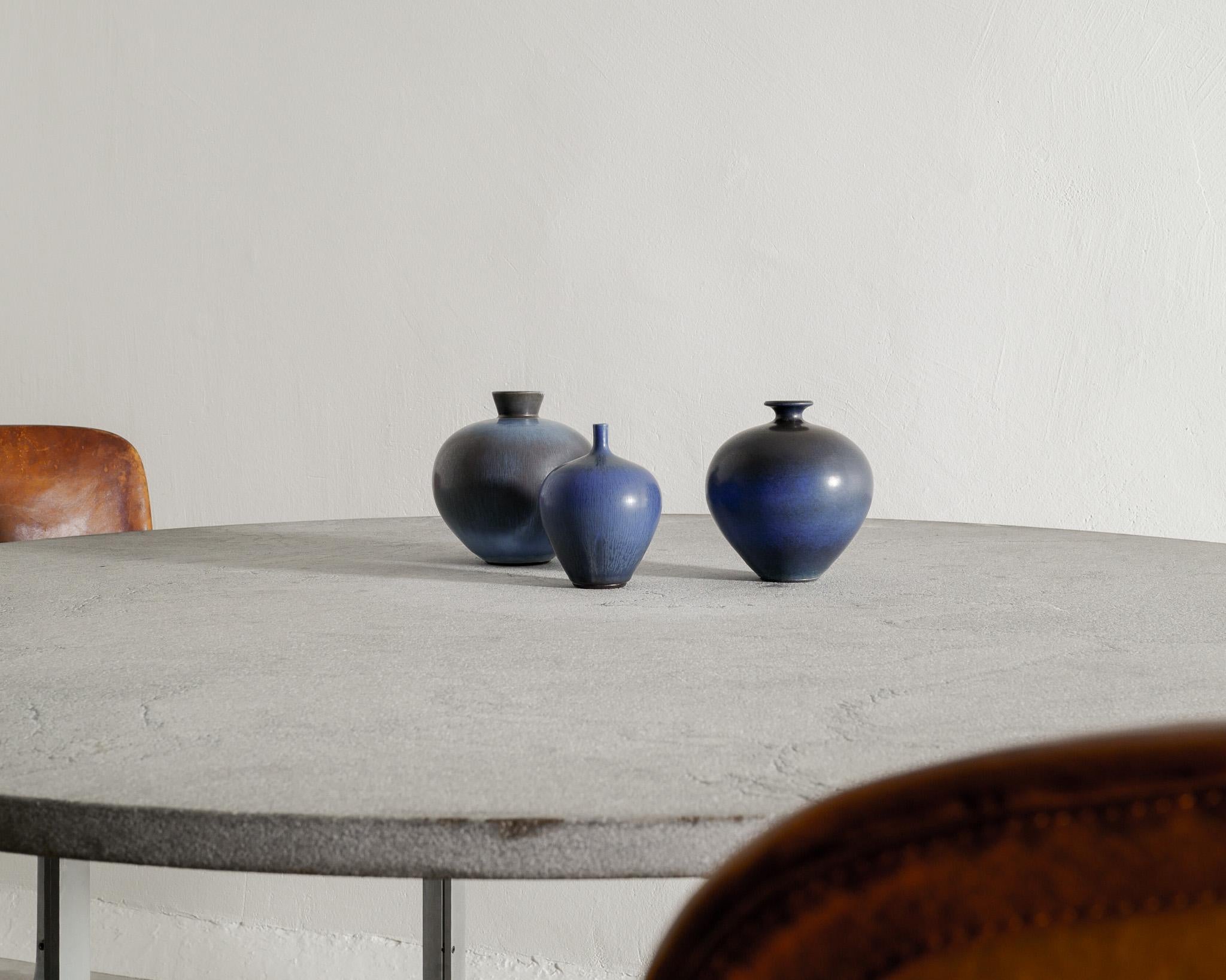 Ensemble de trois vases bleus suédois de Berndt Friberg pour Gustavsberg Suède, 1970 en vente 3