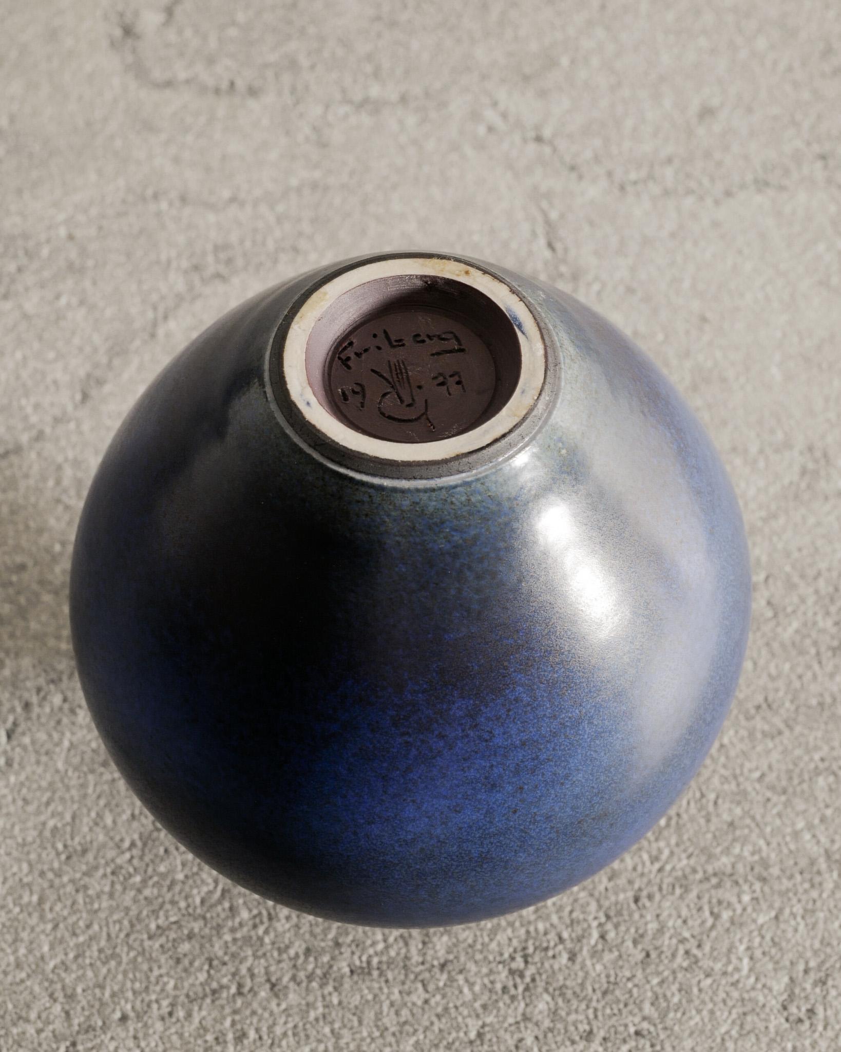 Ensemble de trois vases bleus suédois de Berndt Friberg pour Gustavsberg Suède, 1970 en vente 6