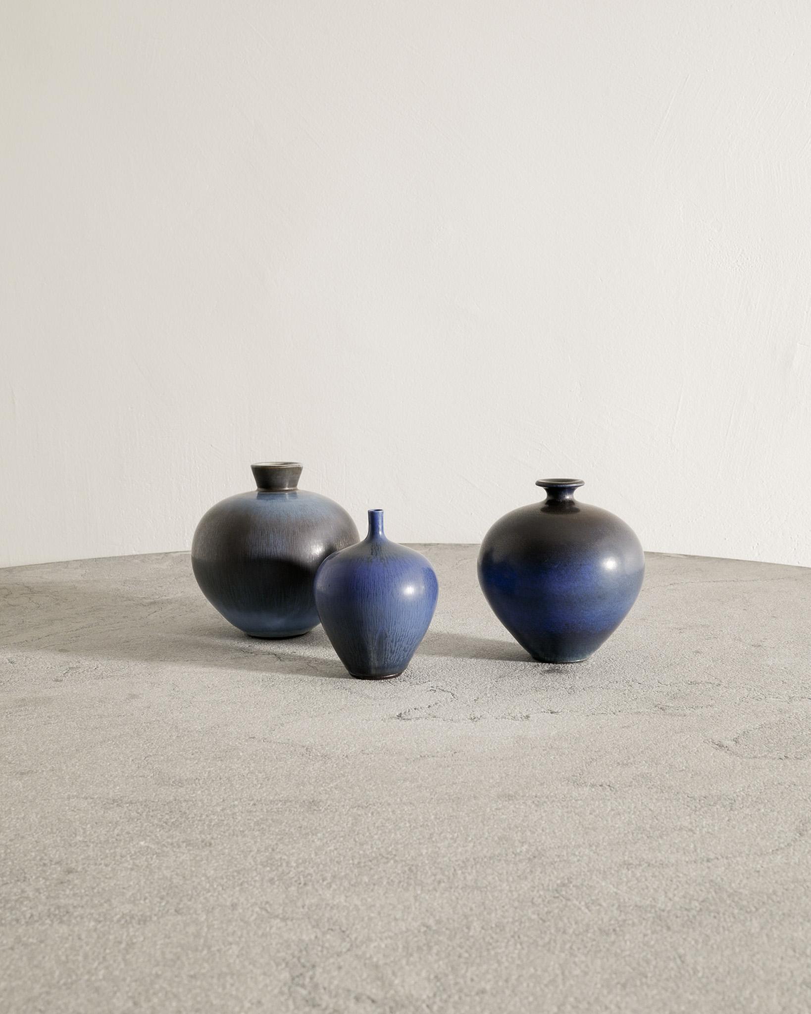 Rare ensemble de trois vases suédois en céramique / grès du milieu du siècle dernier à glaçure bleue / brune en forme de fourrure de lièvre par Berndt Friberg, produits par Gustavsberg Suède, années 1970. Tous en bon état d'origine et signés par