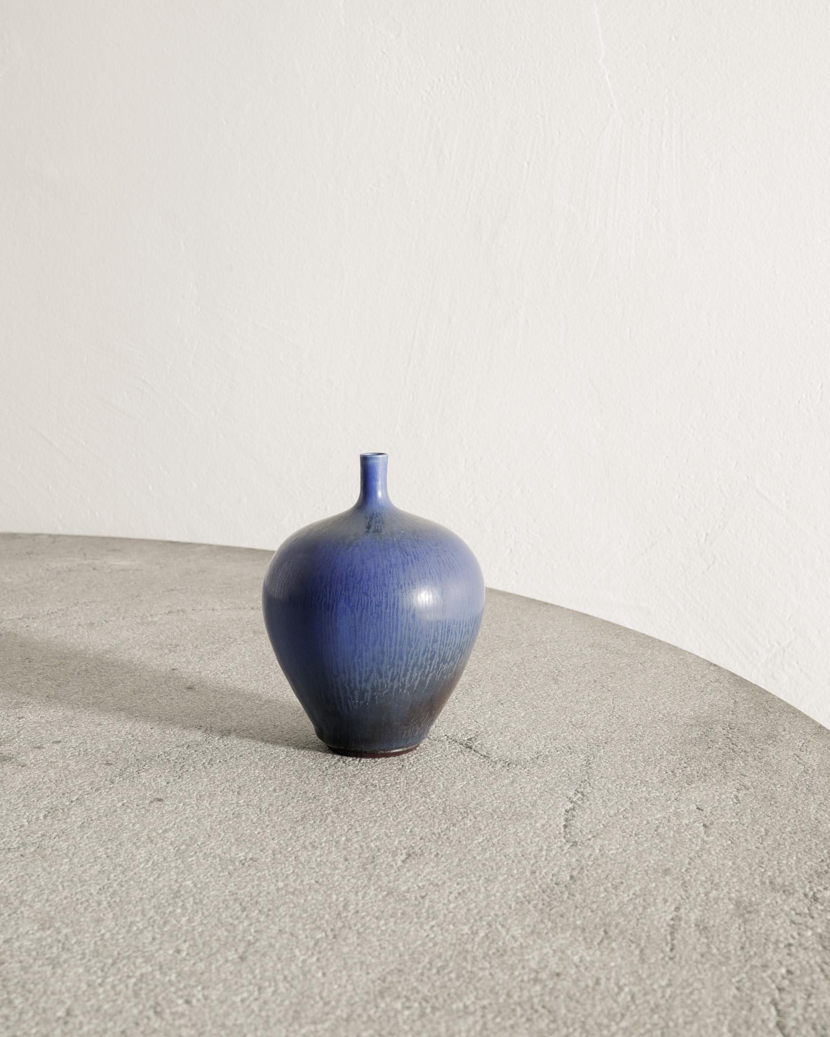 Scandinave moderne Ensemble de trois vases bleus suédois de Berndt Friberg pour Gustavsberg Suède, 1970 en vente