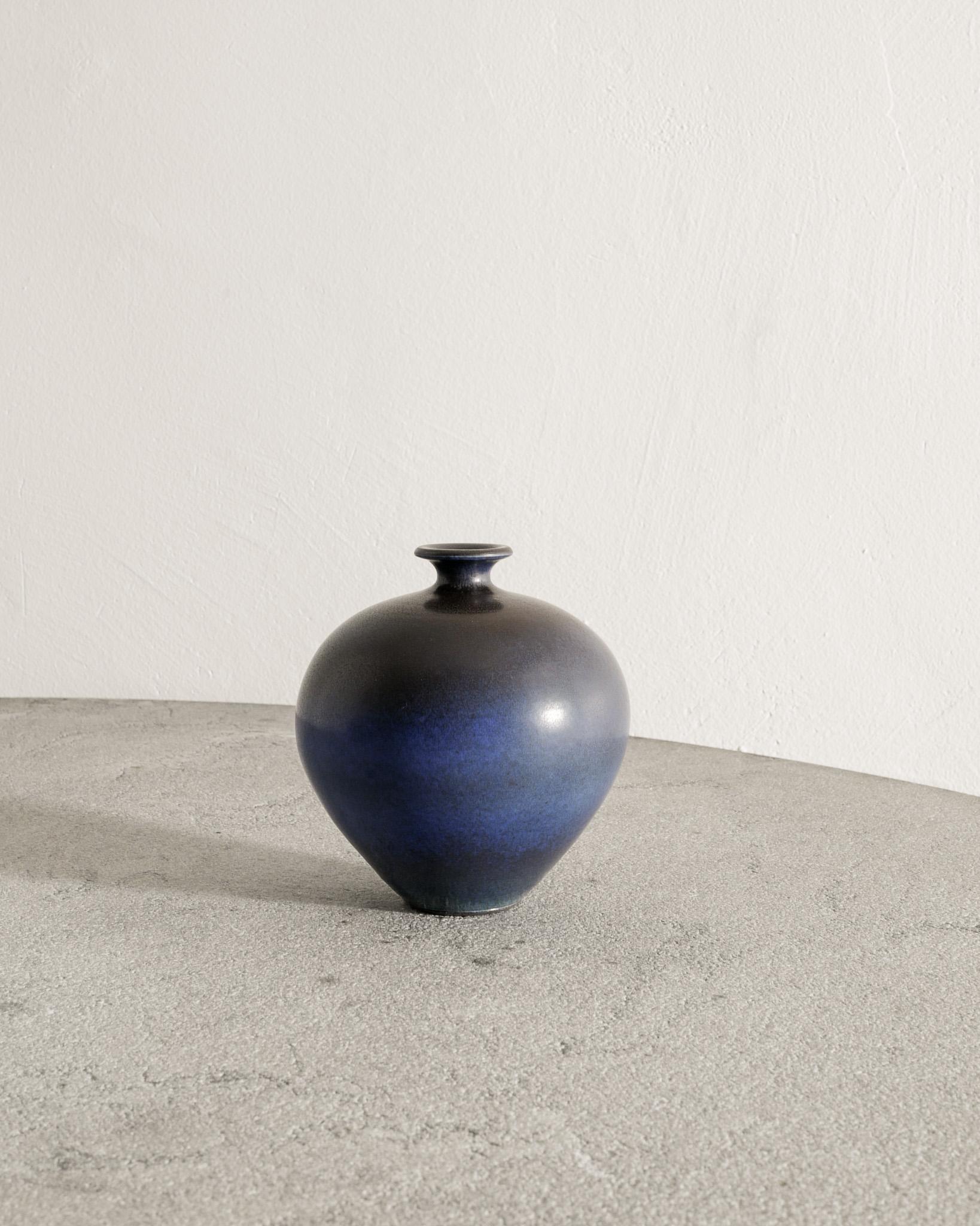 Grès Ensemble de trois vases bleus suédois de Berndt Friberg pour Gustavsberg Suède, 1970 en vente