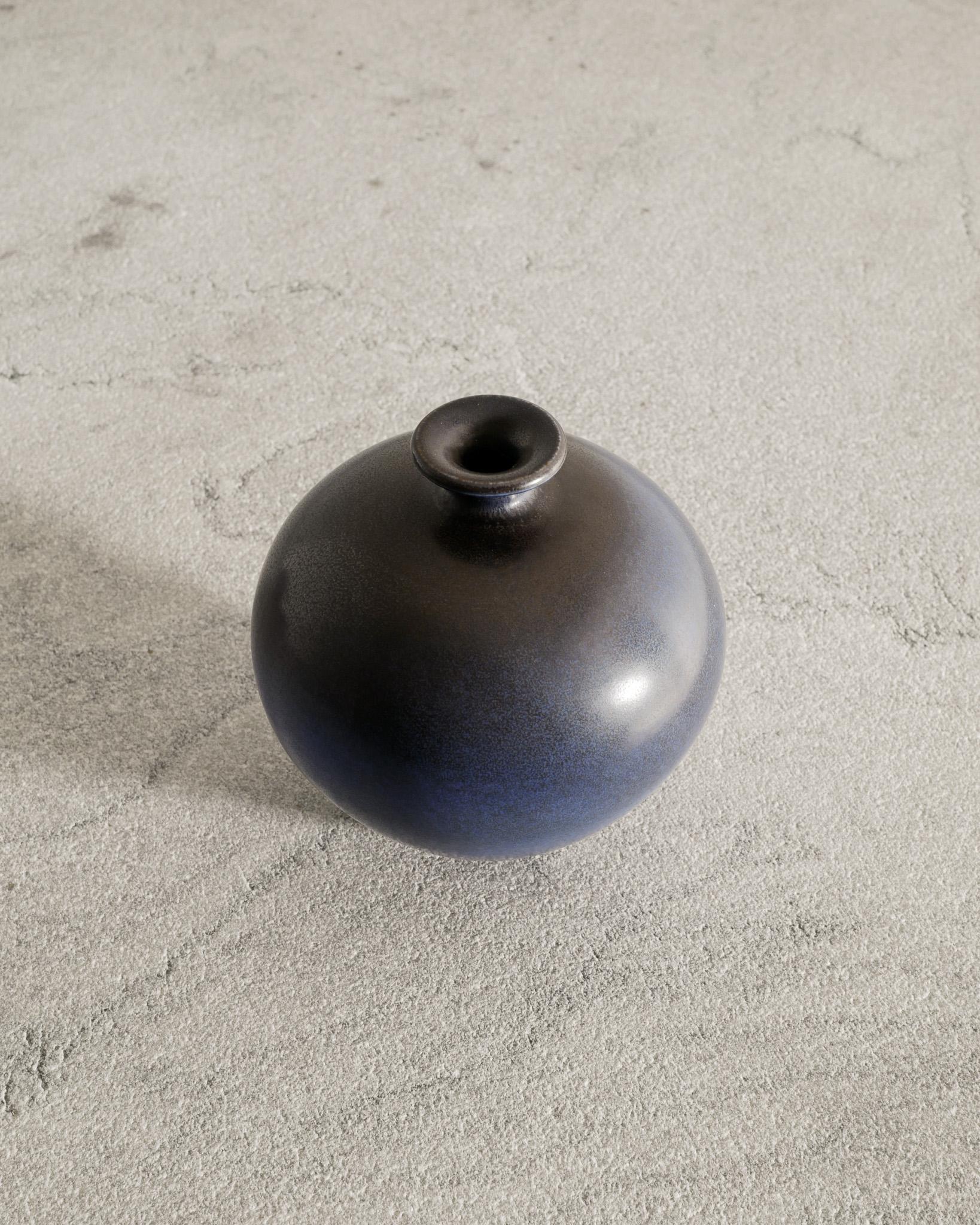 Ensemble de trois vases bleus suédois de Berndt Friberg pour Gustavsberg Suède, 1970 en vente 1