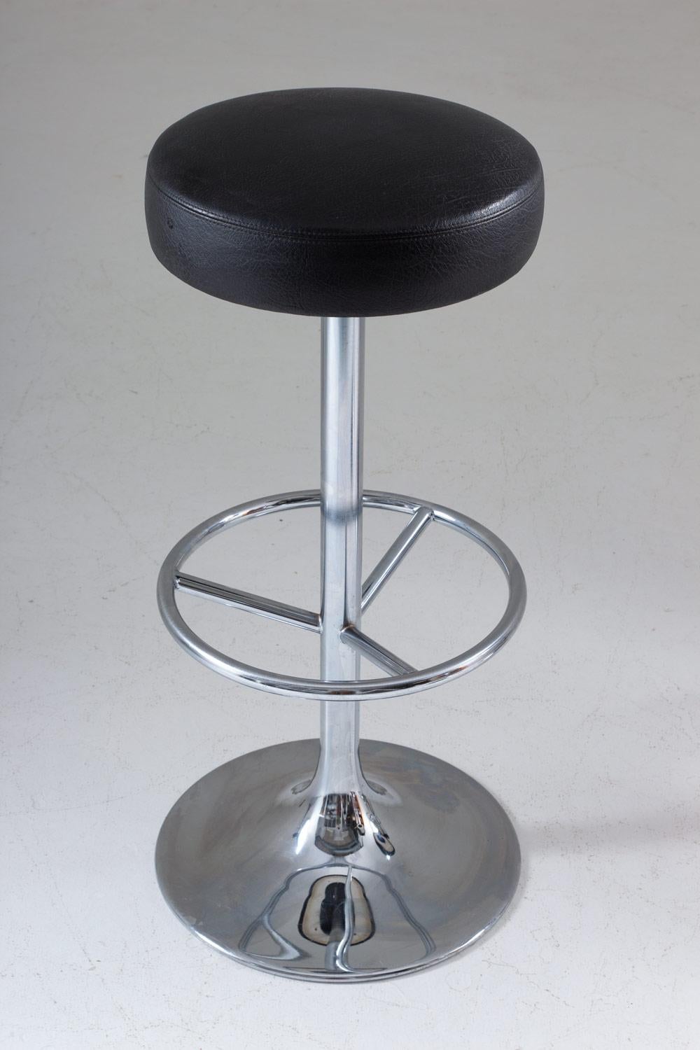 A set of three high-quality bar stools manufactured by Johanson Design in Markaryd. These stools feature a comfortable faux-leather seat on a chrome-colored metal Stand. The stools don't swivel.
Condition: Very good vintage condition.
  