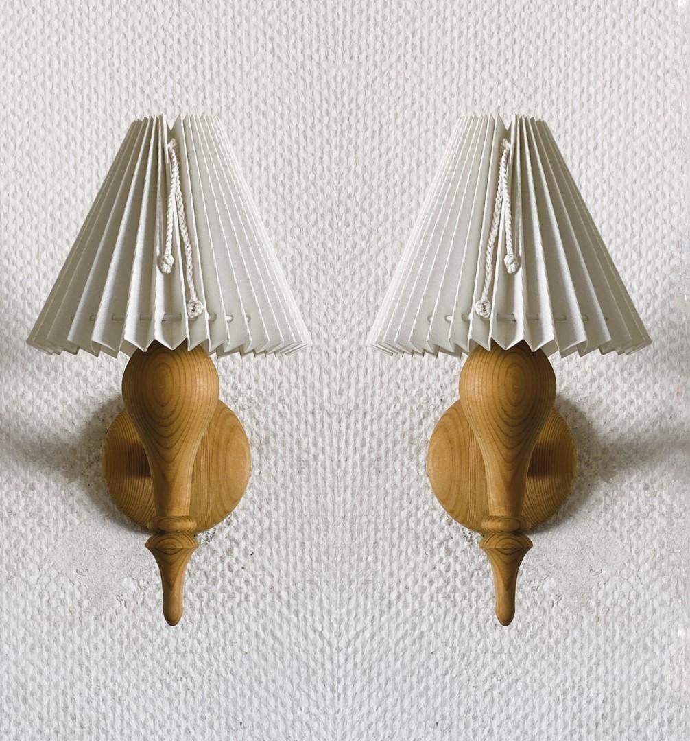 Juego de tres apliques de pared de pino de diseño sueco Pantallas plisadas, Suecia, años 60 en Bueno estado para la venta en Frankfurt am Main, DE