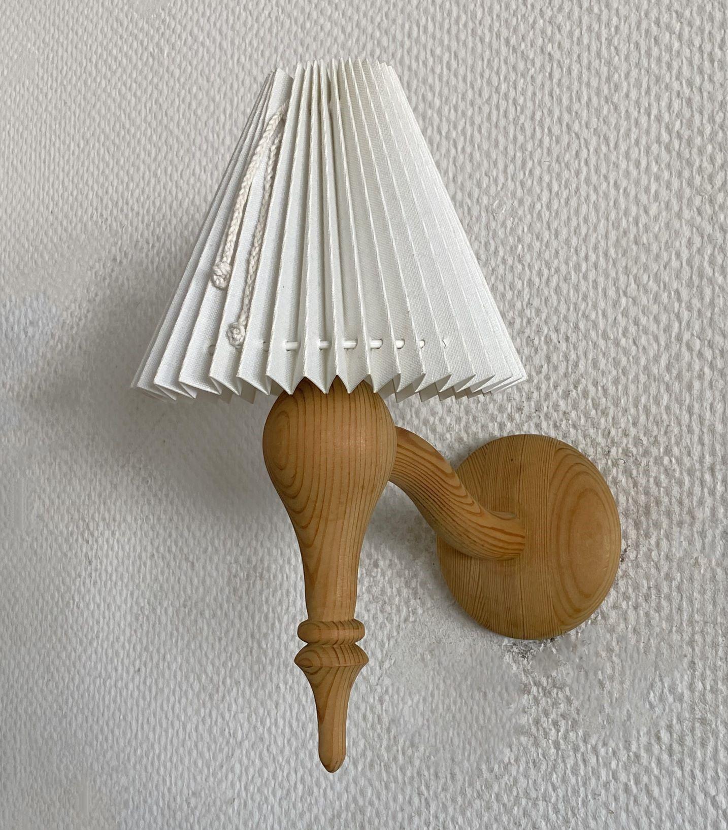 Juego de tres apliques de pared de pino de diseño sueco Pantallas plisadas, Suecia, años 60 Tela en venta