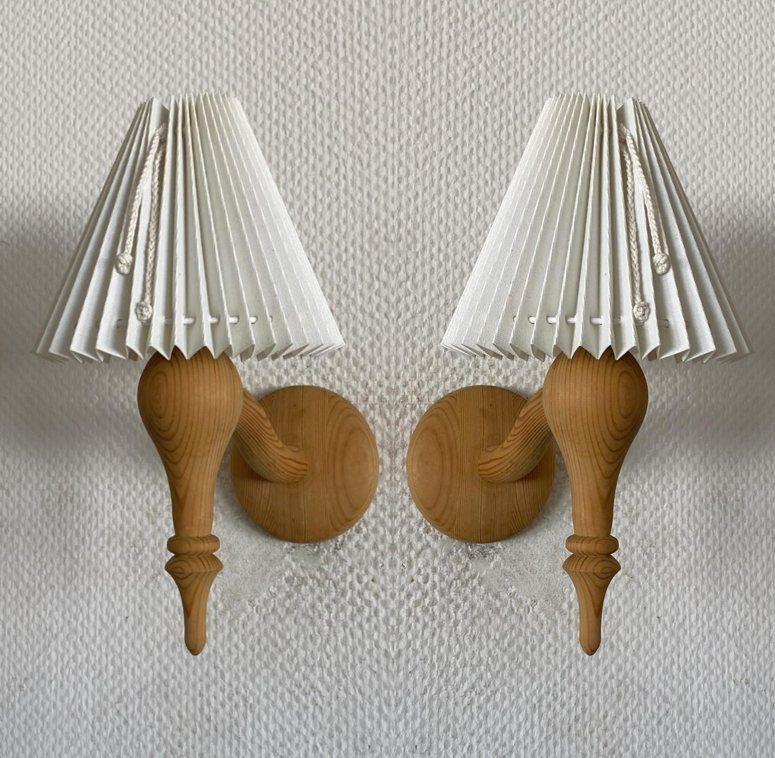 Juego de tres apliques de pared de pino de diseño sueco Pantallas plisadas, Suecia, años 60 en venta 2
