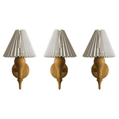 Satz von drei schwedischen Designer-Wandleuchtern aus Kiefer mit plissierten Schirmen, Schweden, 1960er Jahre