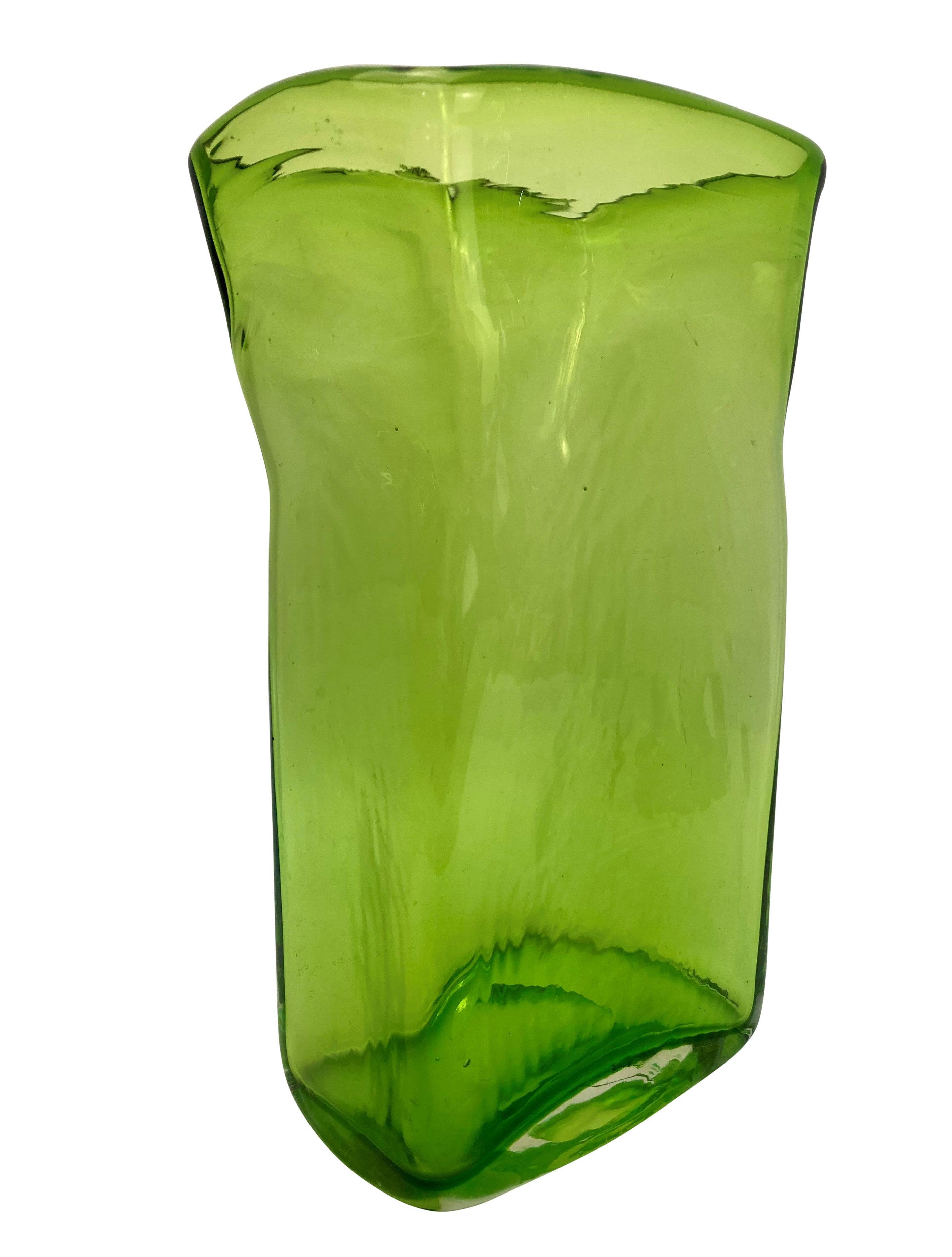 Ensemble de trois vases en verre soufflé suédois du milieu du siècle. Comprenant un grand vase vert citron de forme irrégulière, un grand vase cannelé avec une base creuse bleu cobalt et une tige en verre bulle opaque et enfin un plus petit vase