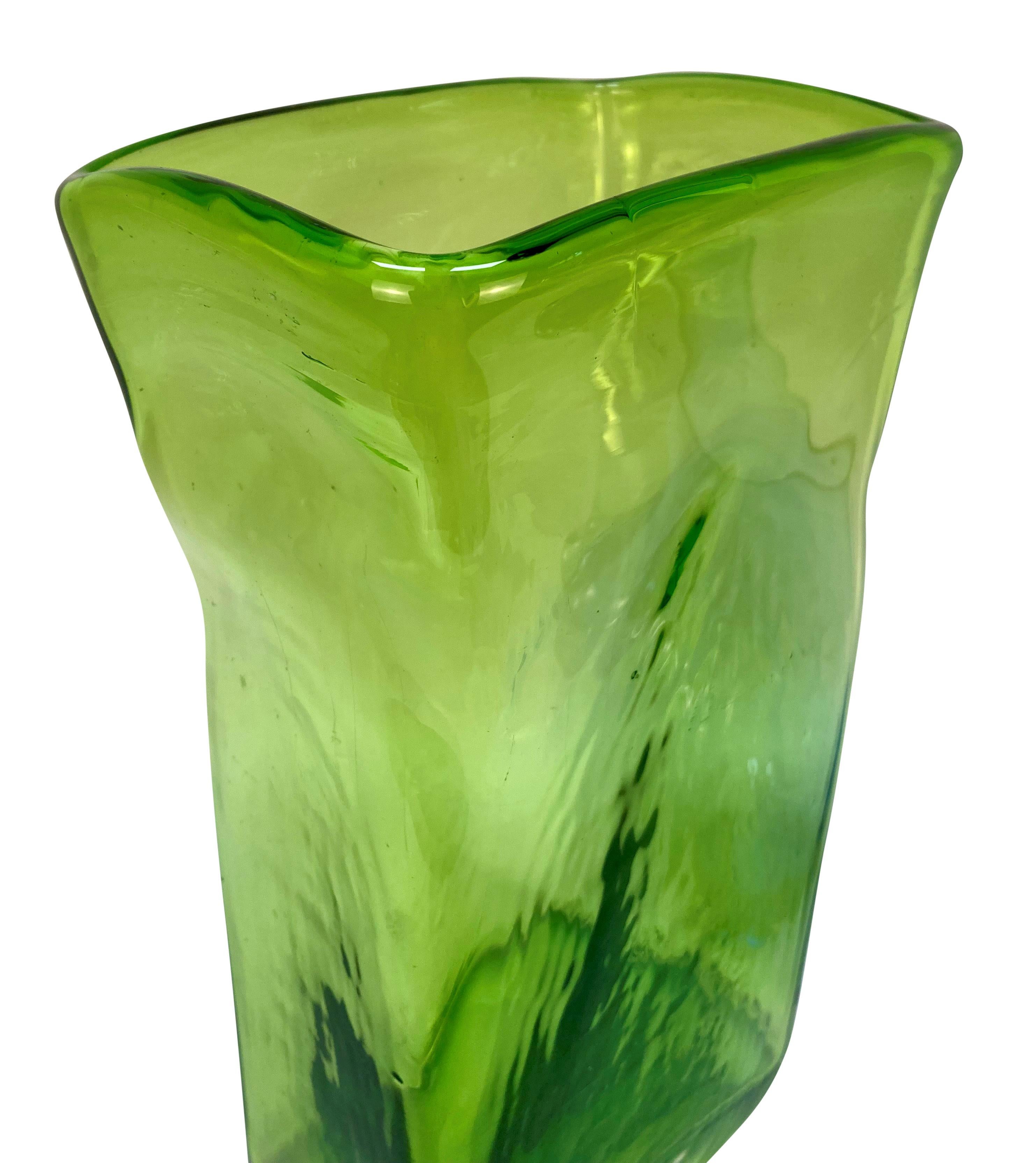 Mid-Century Modern Ensemble de trois vases en verre suédois du milieu du siècle en vente
