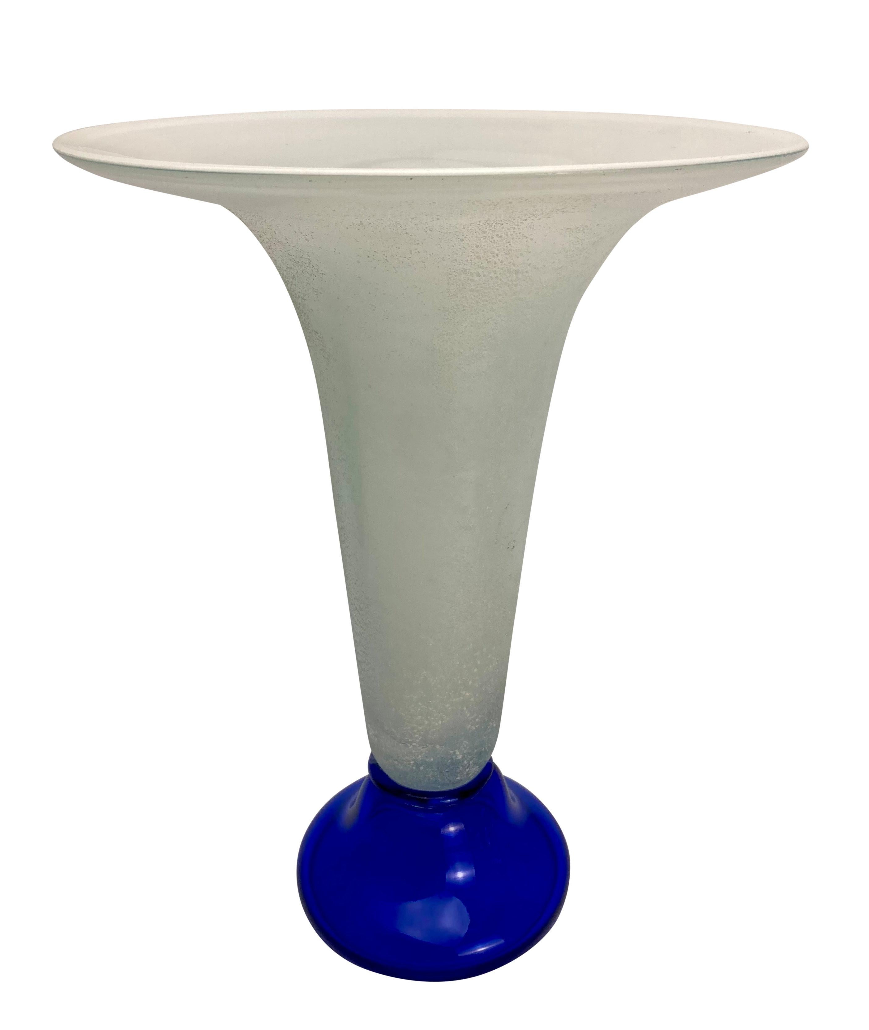 Suédois Ensemble de trois vases en verre suédois du milieu du siècle en vente