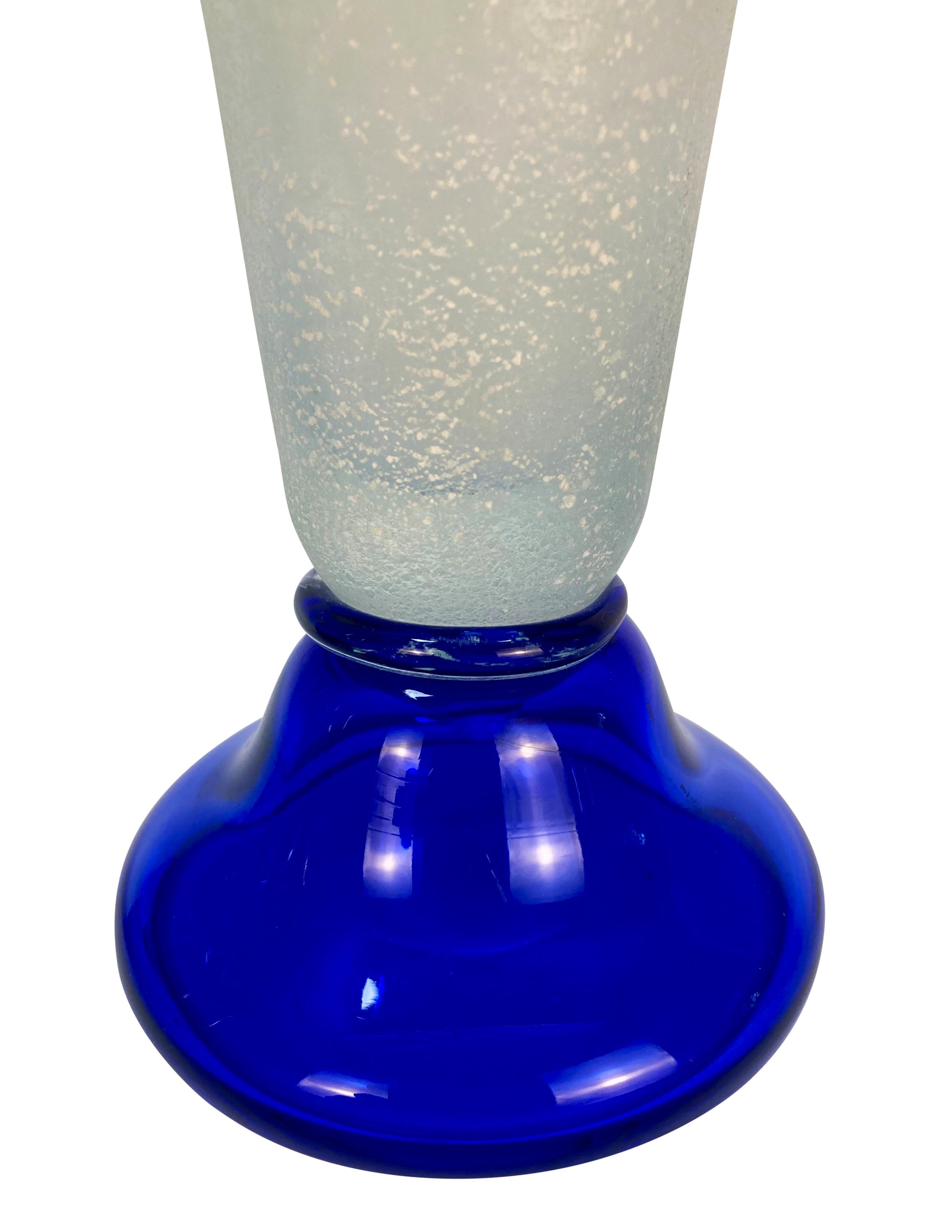 Ensemble de trois vases en verre suédois du milieu du siècle Bon état - En vente à Kent, Dover