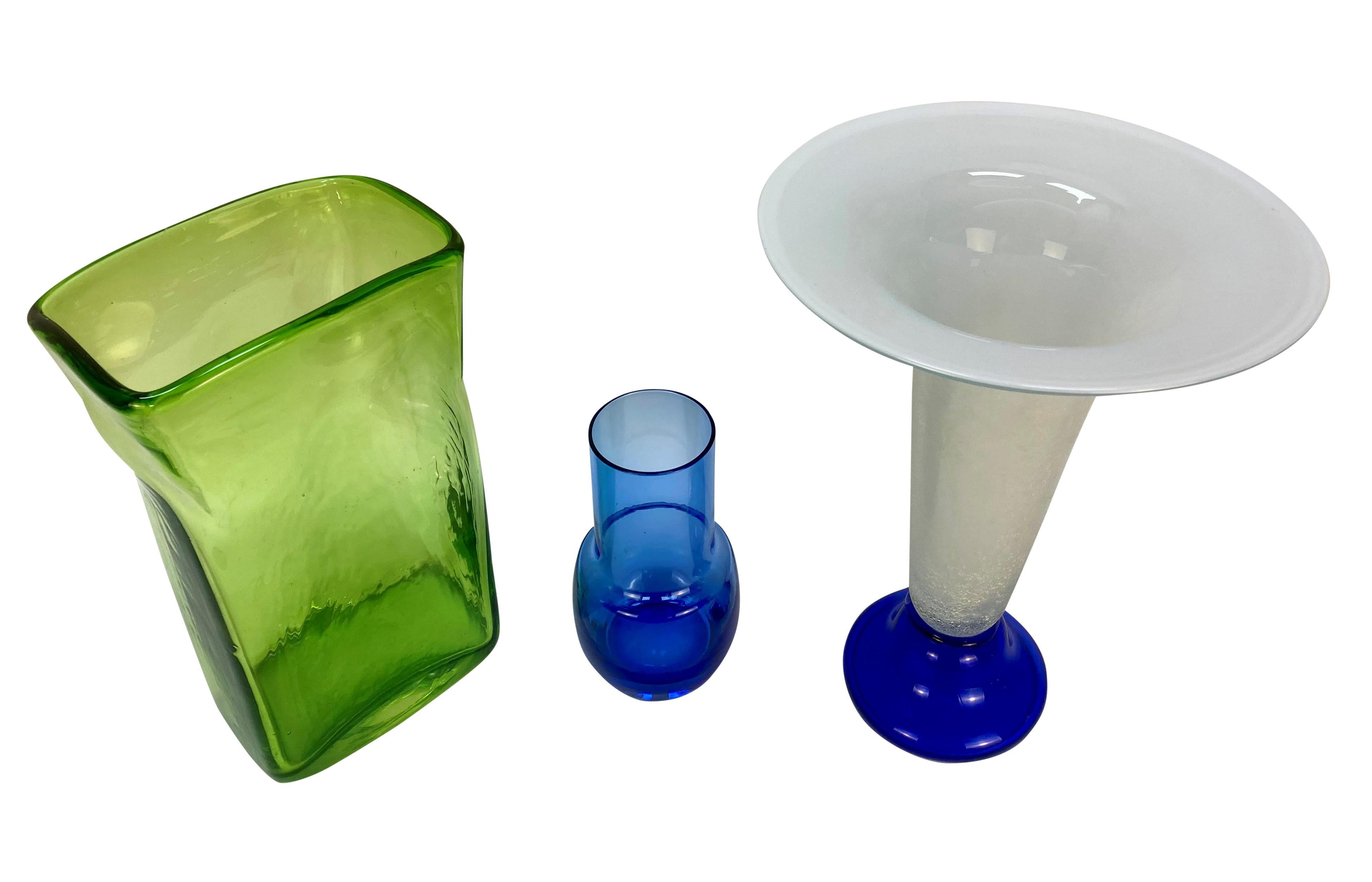 Milieu du XXe siècle Ensemble de trois vases en verre suédois du milieu du siècle en vente
