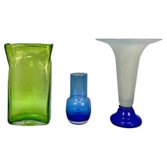 Ensemble de trois vases en verre suédois du milieu du siècle