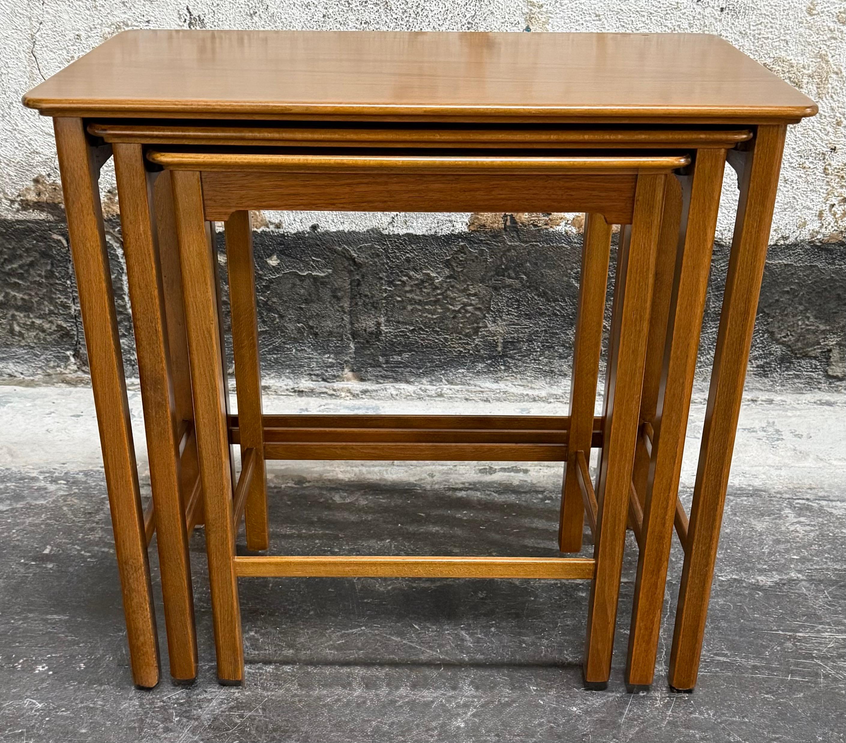 Set of Three Swedish Modern Brown Teak Nesting End Tables c. 1960 (Skandinavische Moderne) im Angebot