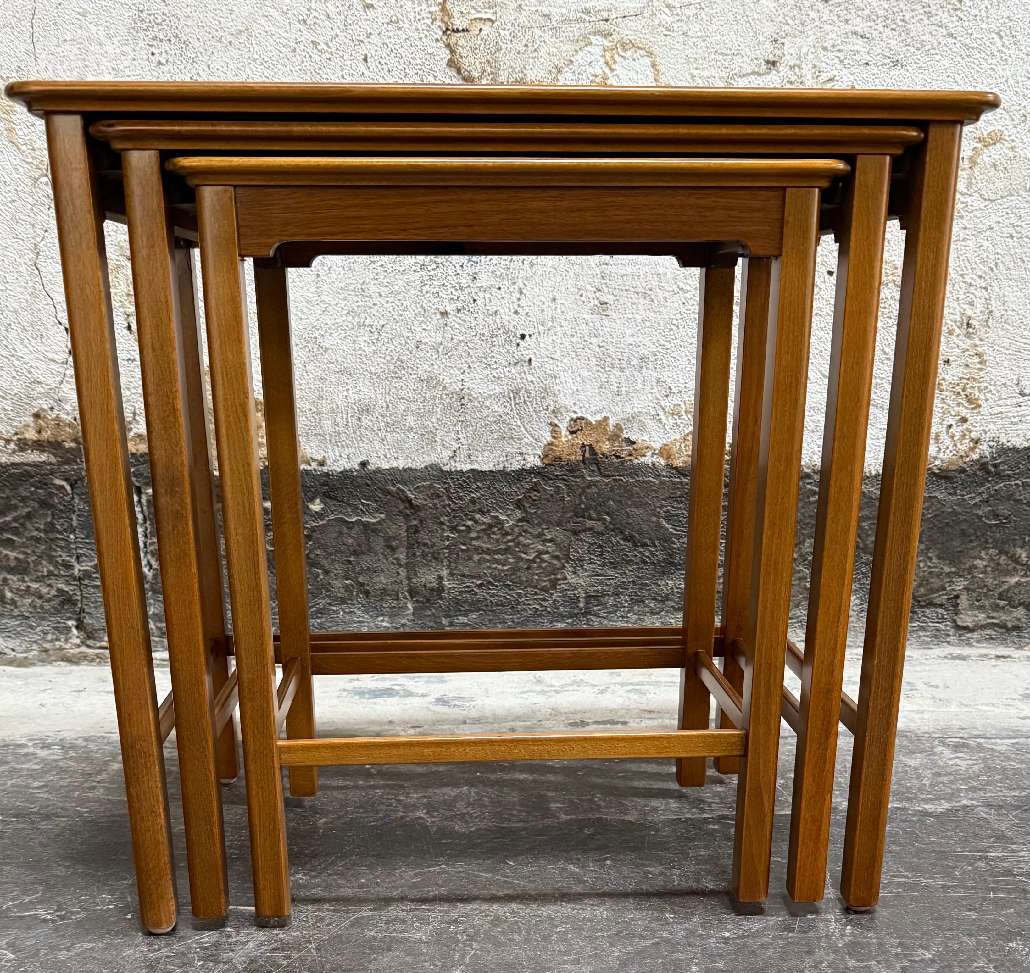 Set of Three Swedish Modern Brown Teak Nesting End Tables c. 1960 (Schwedisch) im Angebot