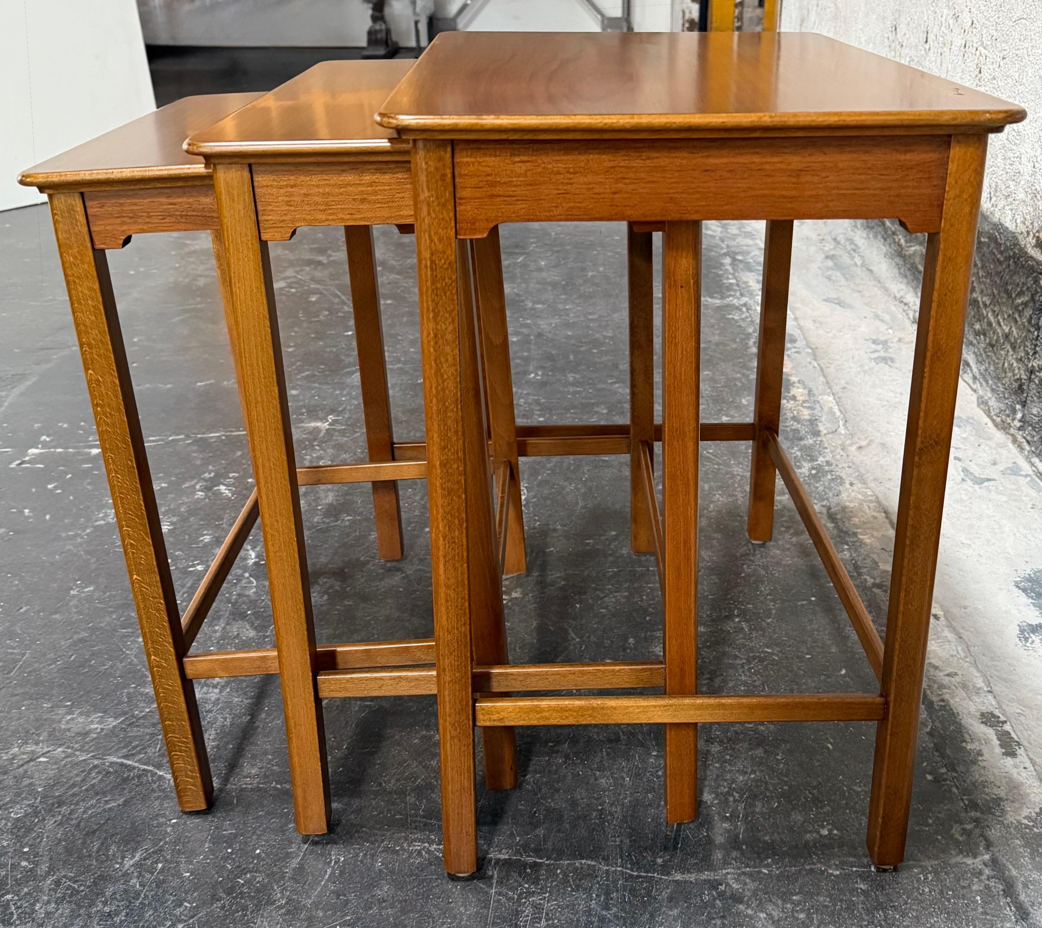 Set of Three Swedish Modern Brown Teak Nesting End Tables c. 1960 (Furnier) im Angebot